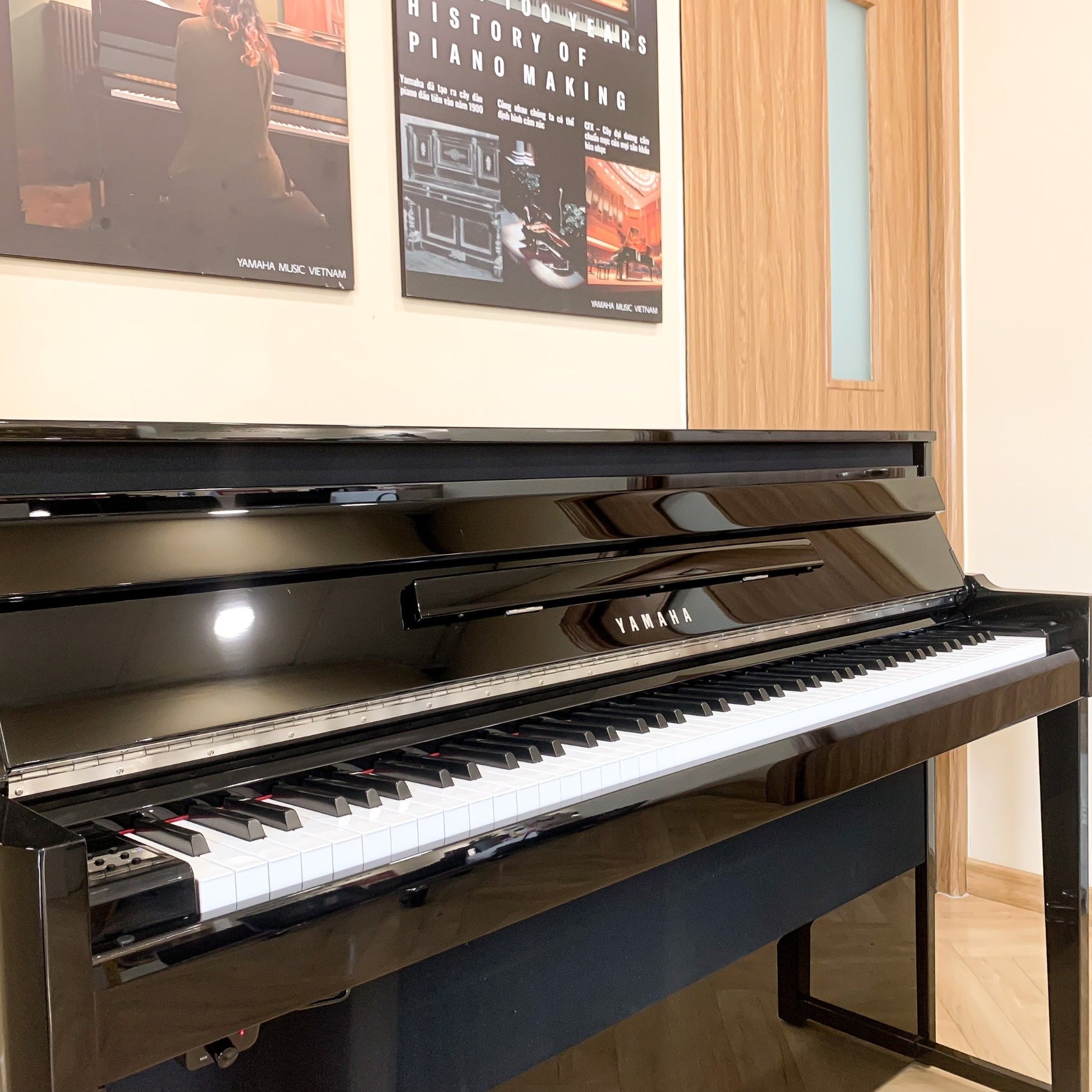 Đàn piano điện lai TÂN NHẠC CỤ Yamaha NU1X màu đen bóng với phím gỗ và bộ máy đàn cơ upright thật