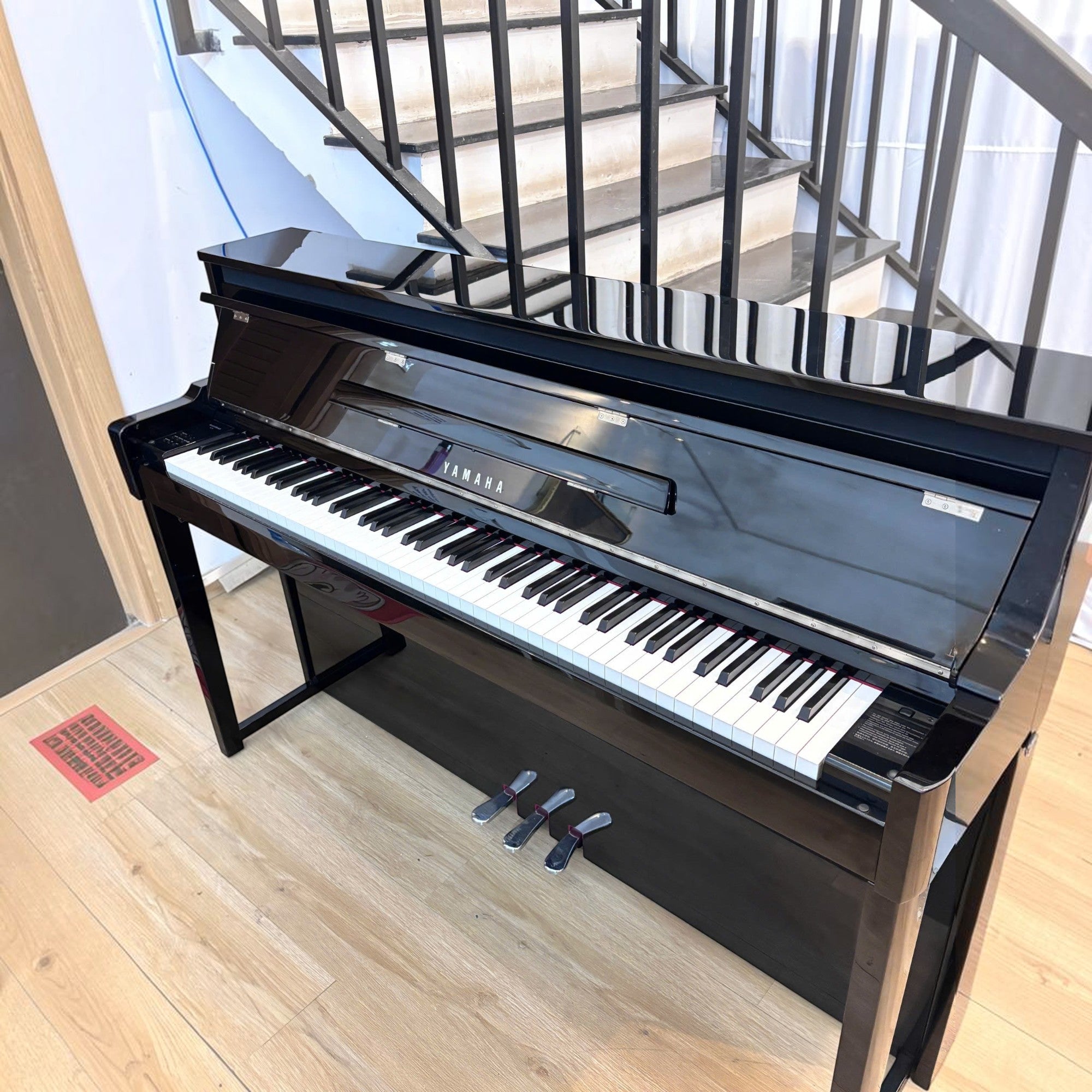 Đàn piano điện lai Yamaha NU1X màu đen bóng tại showroom TÂN NHẠC CỤ với thiết kế upright sang trọng