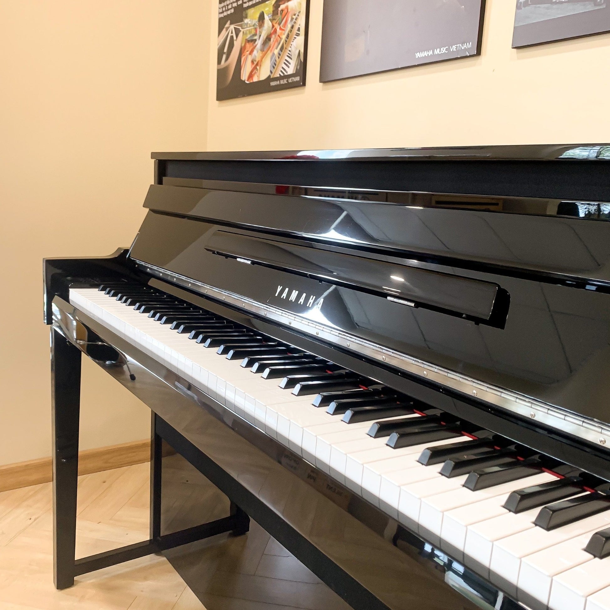 Đàn piano điện lai Yamaha NU1X màu đen bóng tại Tân Nhạc Cụ với thiết kế upright sang trọng và phím gỗ thật