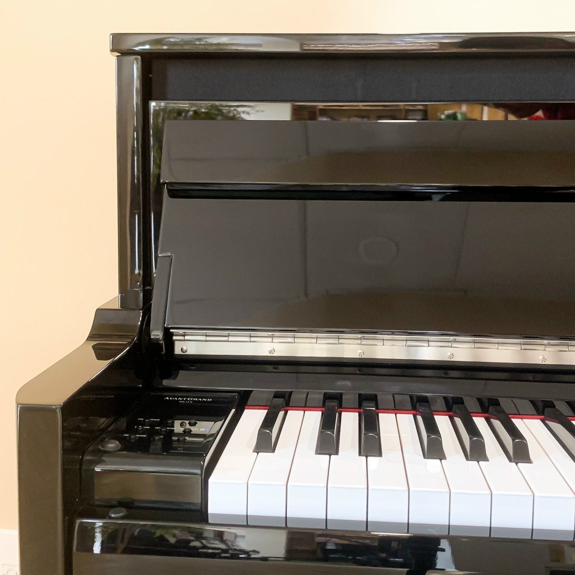 Đàn piano điện lai TÂN NHẠC CỤ Yamaha NU1X màu đen bóng với bàn phím gỗ và thiết kế upright sang trọng