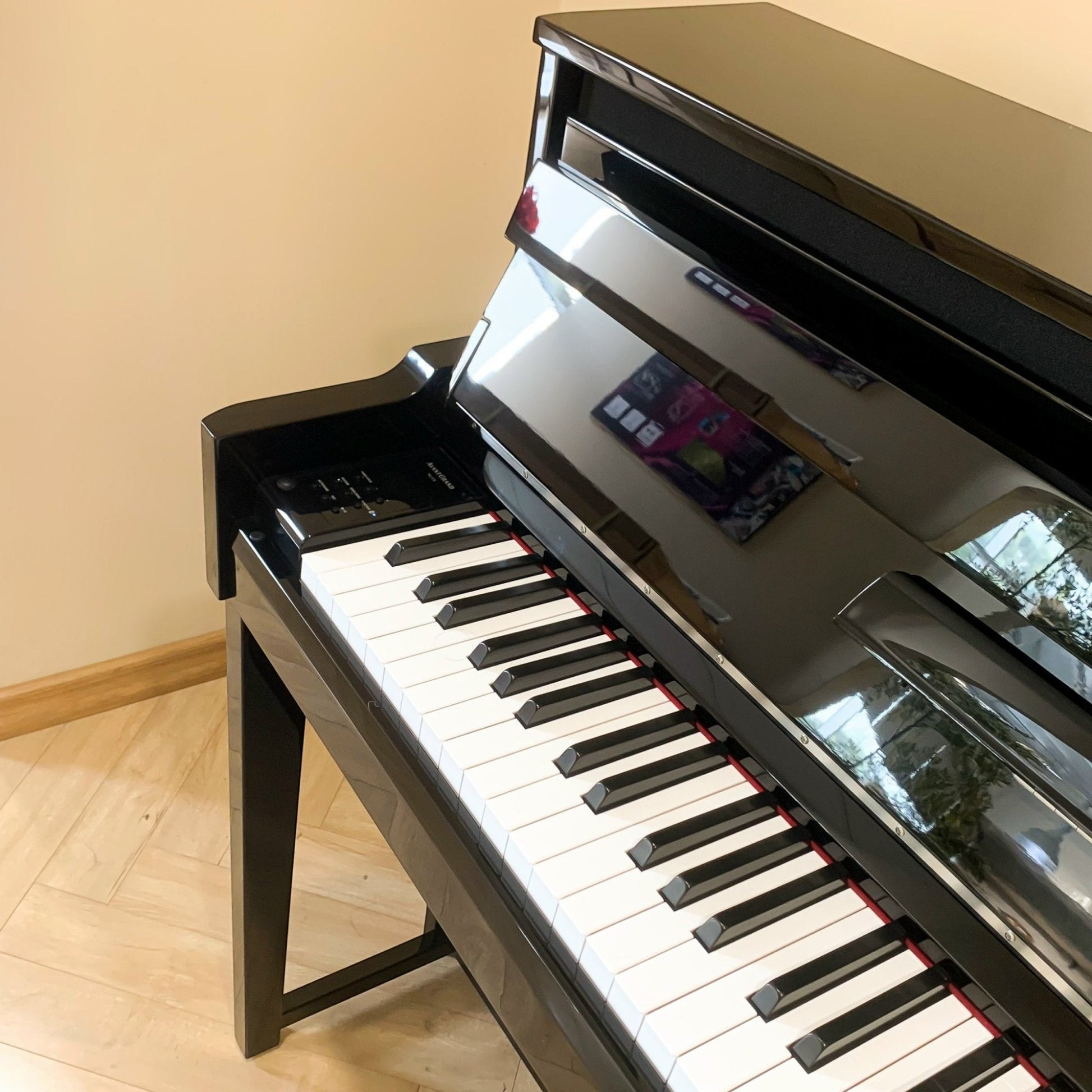 Đàn piano điện lai TÂN NHẠC CỤ Yamaha NU1X màu đen bóng với phím gỗ và bộ máy đàn cơ upright thật cao cấp