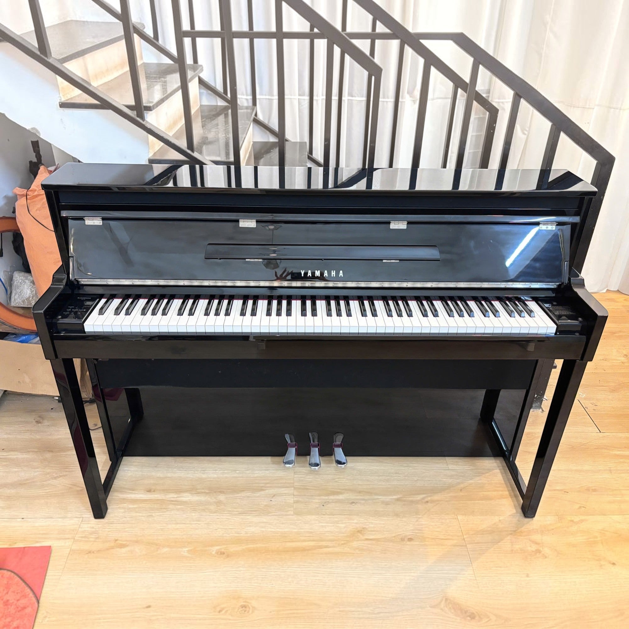 Đàn piano điện lai Yamaha NU1X màu đen bóng tại Tân Nhạc Cụ với thiết kế upright sang trọng và phím gỗ thật.