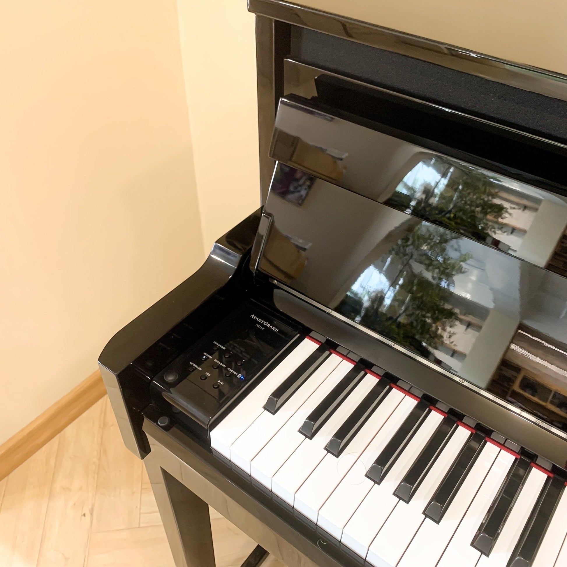 Đàn piano điện lai Yamaha NU1X màu đen bóng với bàn phím gỗ thật tại Tân Nhạc Cụ