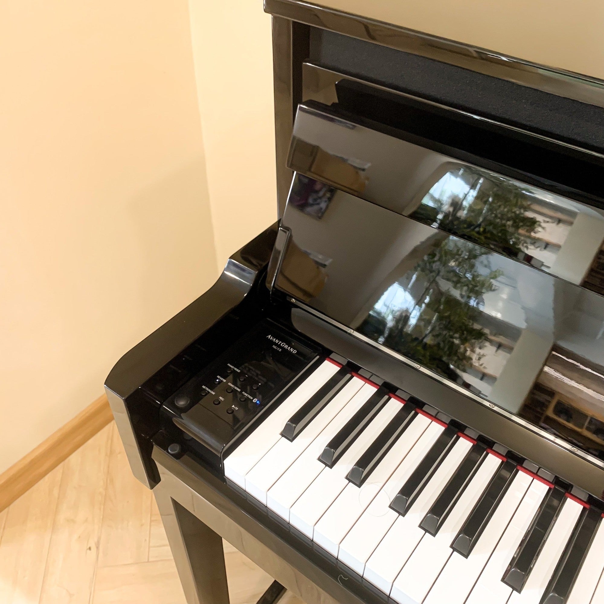 Đàn piano điện lai Yamaha NU1X màu đen bóng với bàn phím gỗ thật tại Tân Nhạc Cụ
