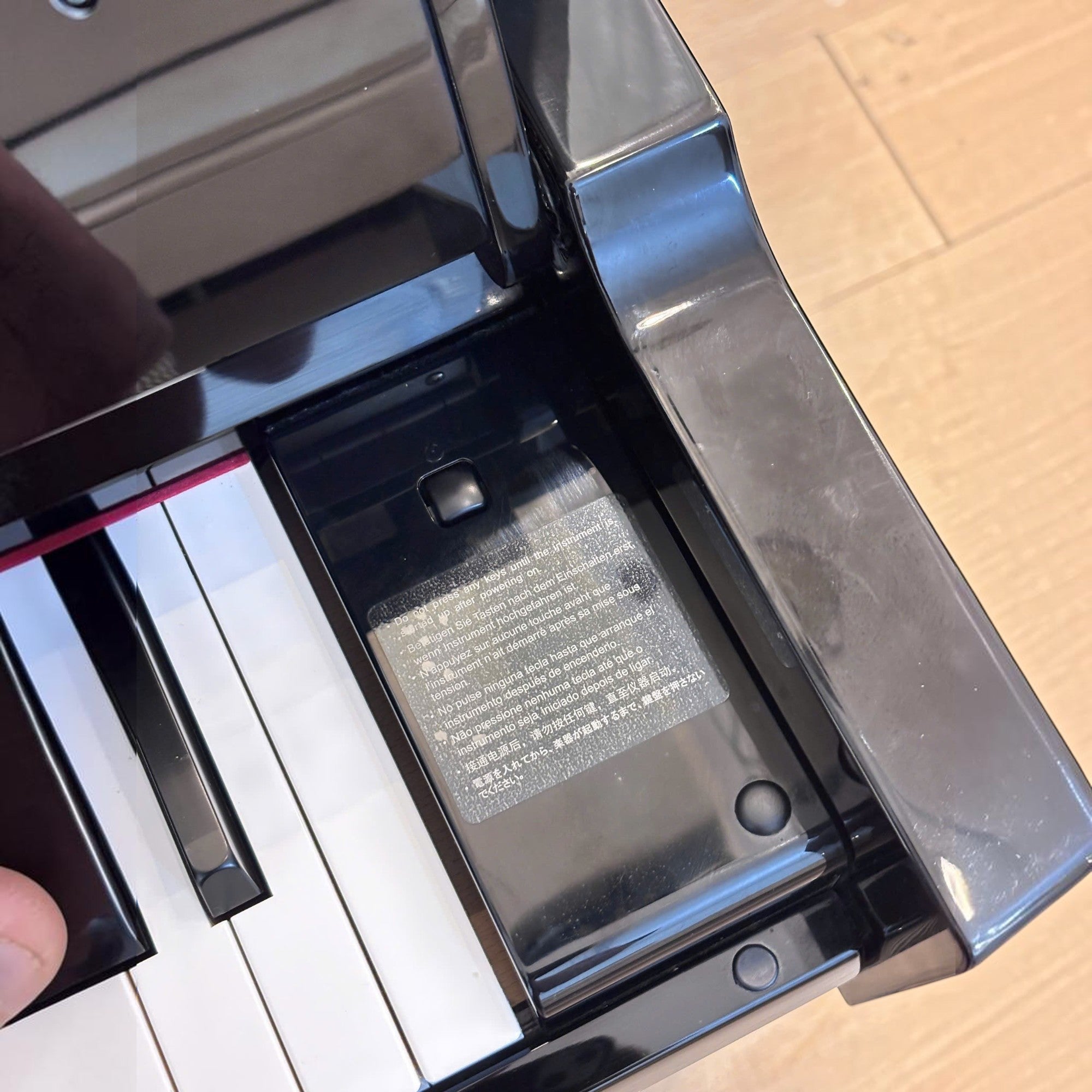 Đàn piano điện lai TÂN NHẠC CỤ Yamaha NU1X màu đen bóng với chi tiết bảng điều khiển và phím đàn gỗ cao cấp