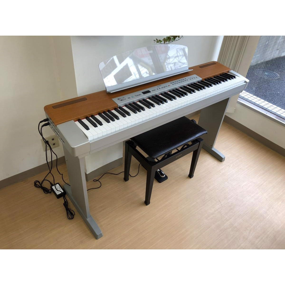 Đàn piano điện TÂN NHẠC CỤ Yamaha P120S màu bạc với mặt gỗ, 88 phím búa GH, thiết kế portable đặt trên chân đàn