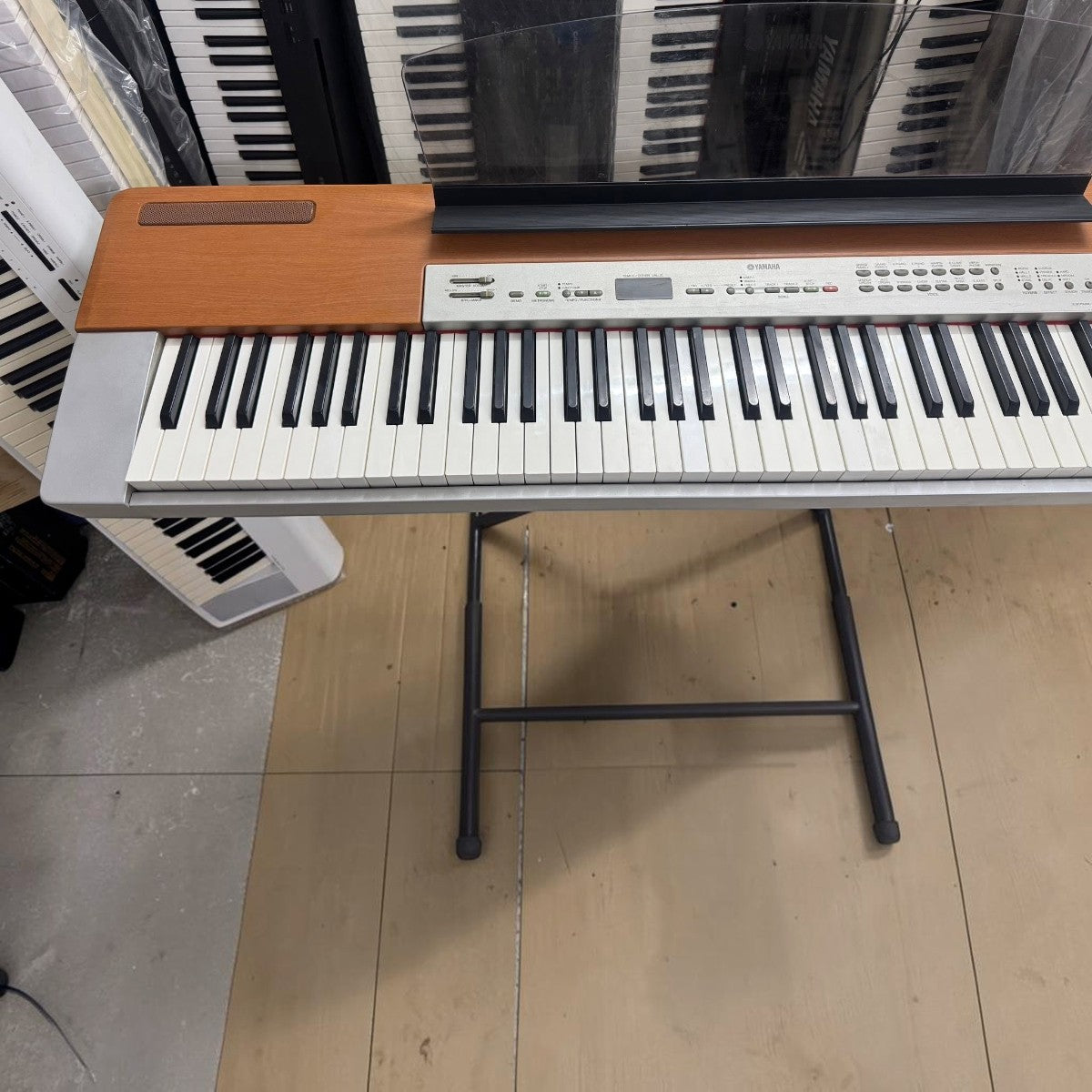 Đàn piano điện TÂN NHẠC CỤ Yamaha P120S màu bạc với mặt gỗ, 88 phím búa GH, thiết kế portable chuyên dụng cho tập luyện