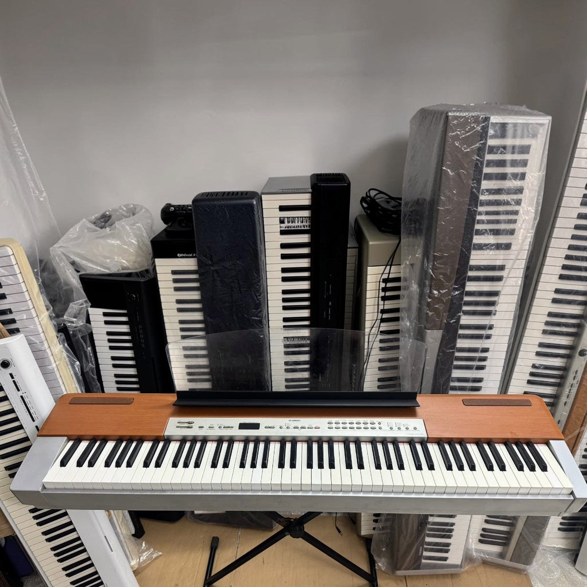 Đàn piano điện Yamaha P120S màu bạc với mặt gỗ tại cửa hàng TÂN NHẠC CỤ