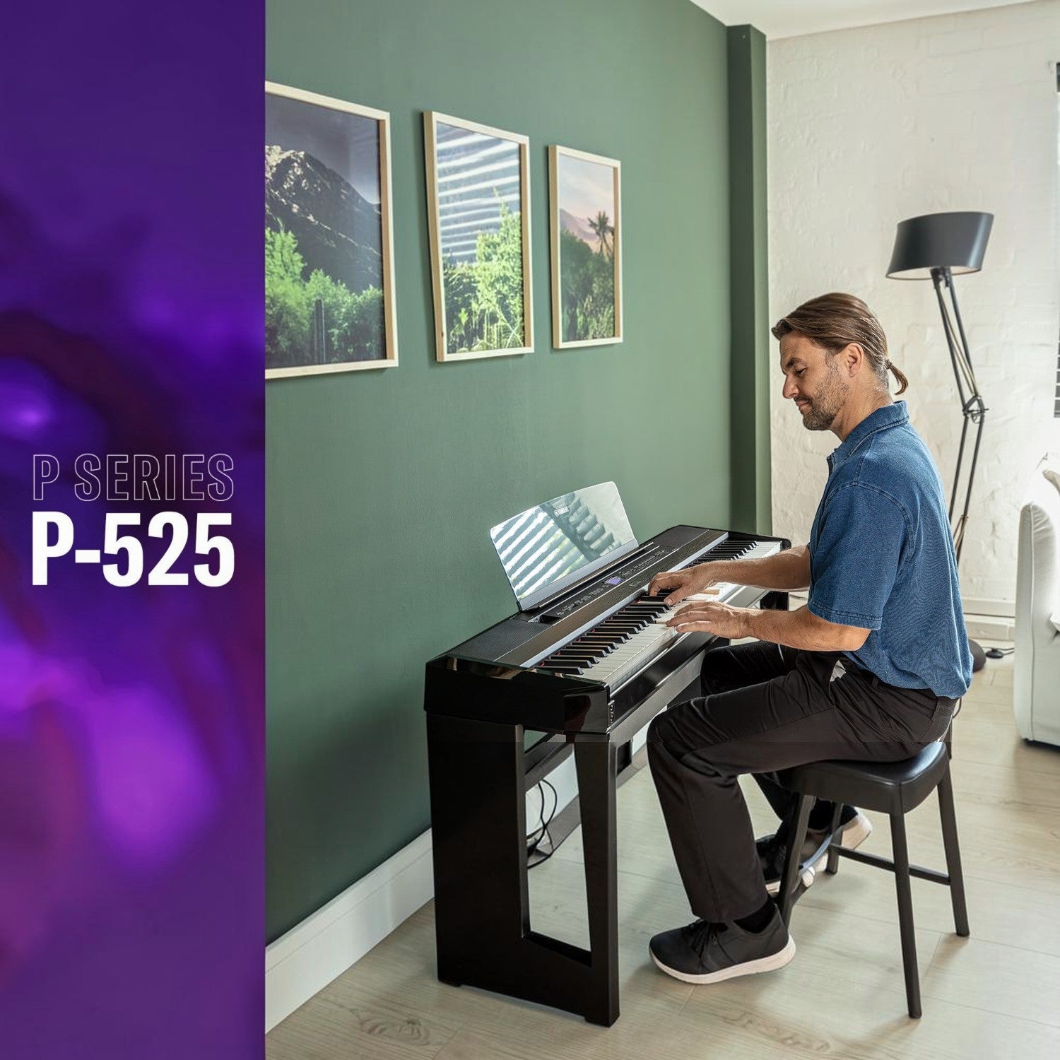 Người đàn ông chơi đàn piano điện TÂN NHẠC CỤ Yamaha P-525 màu đen với bàn phím gỗ trong không gian phòng khách hiện đại