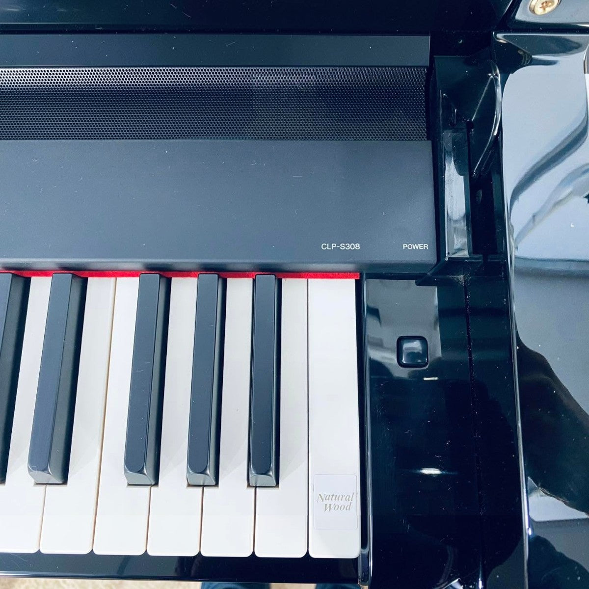 Bàn phím Natural Wood với phím trắng gỗ thật trên đàn piano điện Yamaha SCLP-308 PE tại TÂN NHẠC CỤ