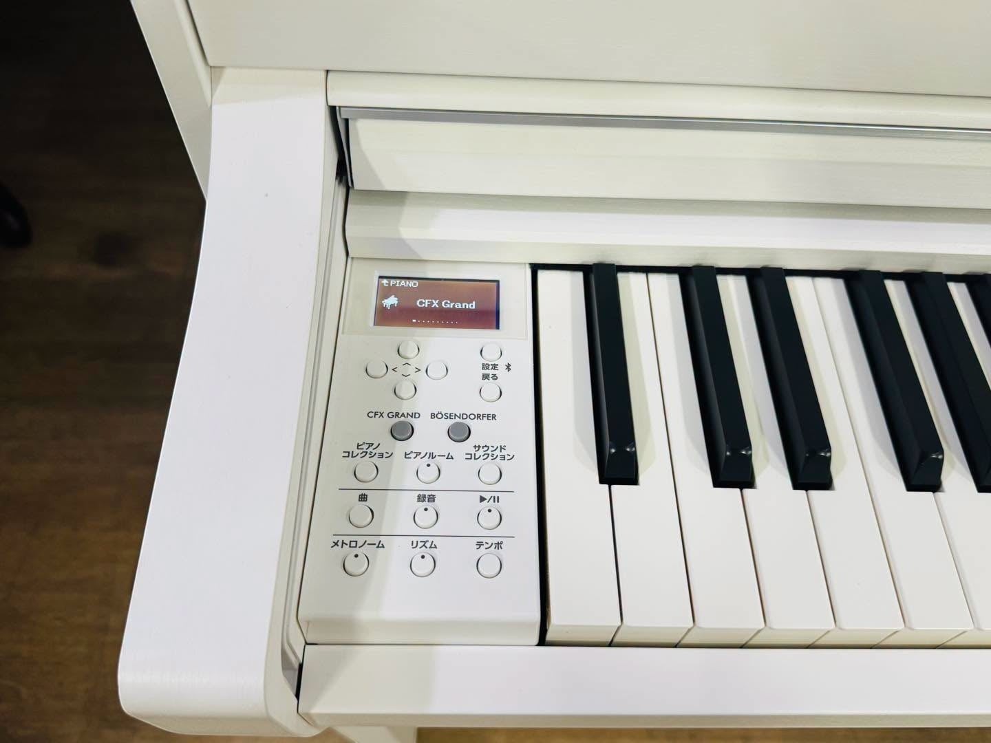 Bảng điều khiển và bàn phím gỗ của đàn piano điện Yamaha SCLP7450 màu trắng tại Tân Nhạc Cụ