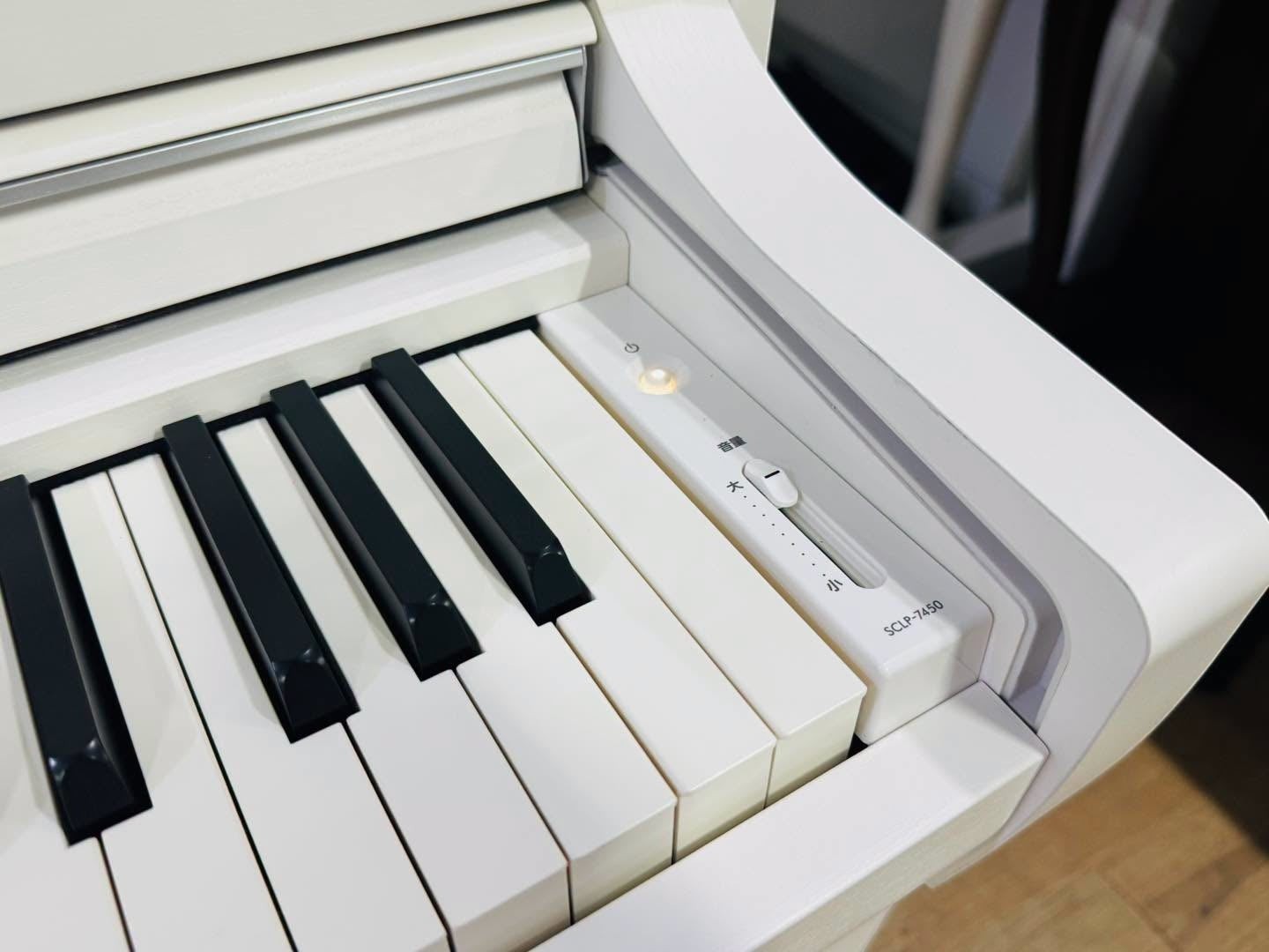 Đàn piano điện Yamaha SCLP7450 màu trắng tại Tân Nhạc Cụ với bảng điều khiển âm lượng và phím đàn chi tiết