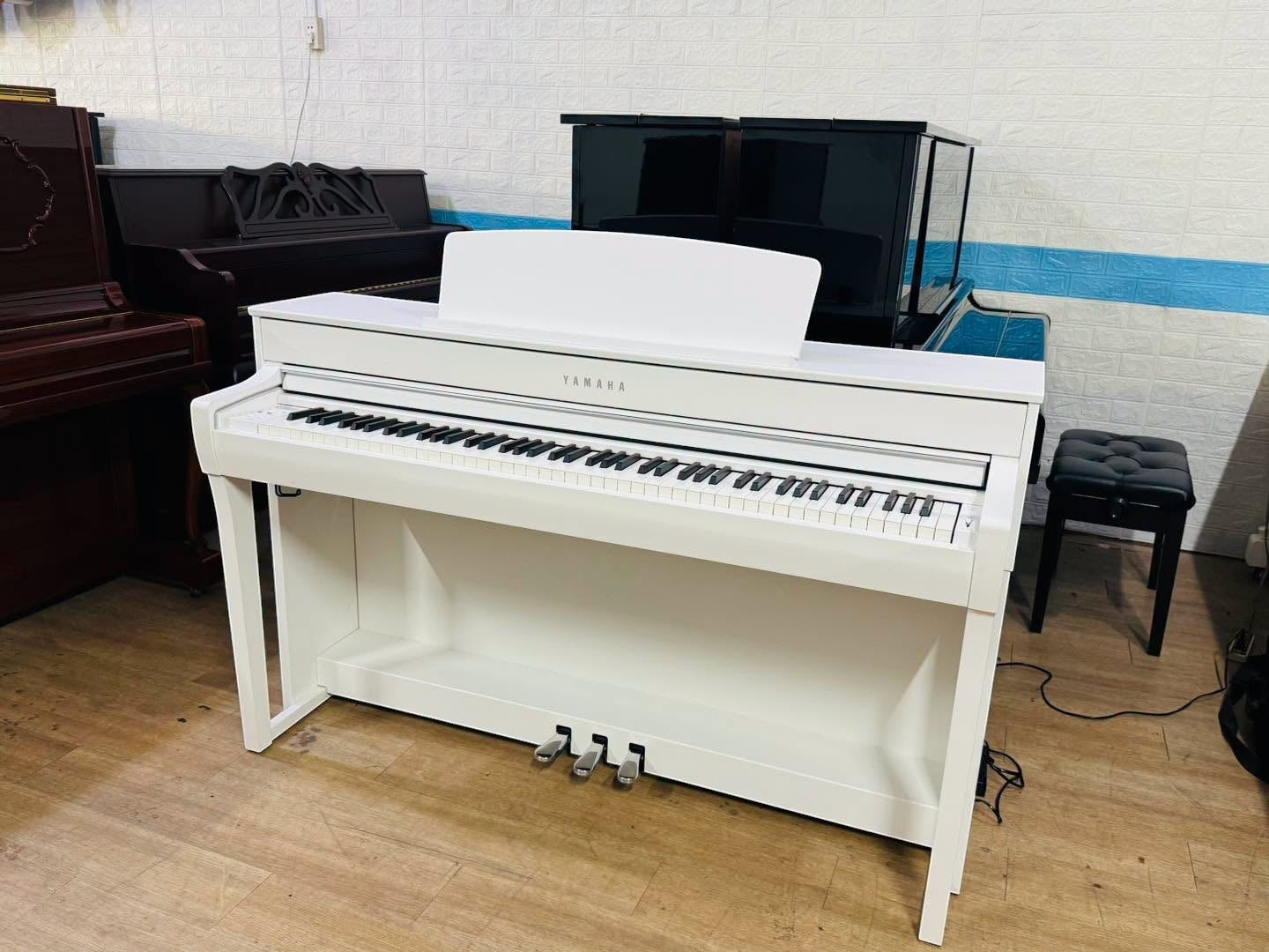 Đàn piano điện Yamaha SCLP7450 màu trắng tại showroom TÂN NHẠC CỤ với bàn phím gỗ GrandTouch-S