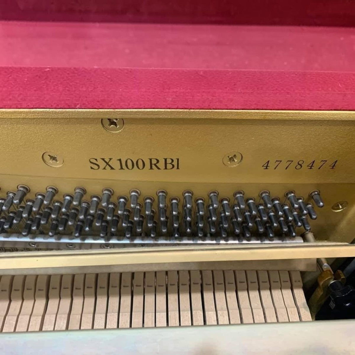 Số serial 4778474 trên khung gang đàn piano cơ Yamaha SX100RBL tại TÂN NHẠC CỤ