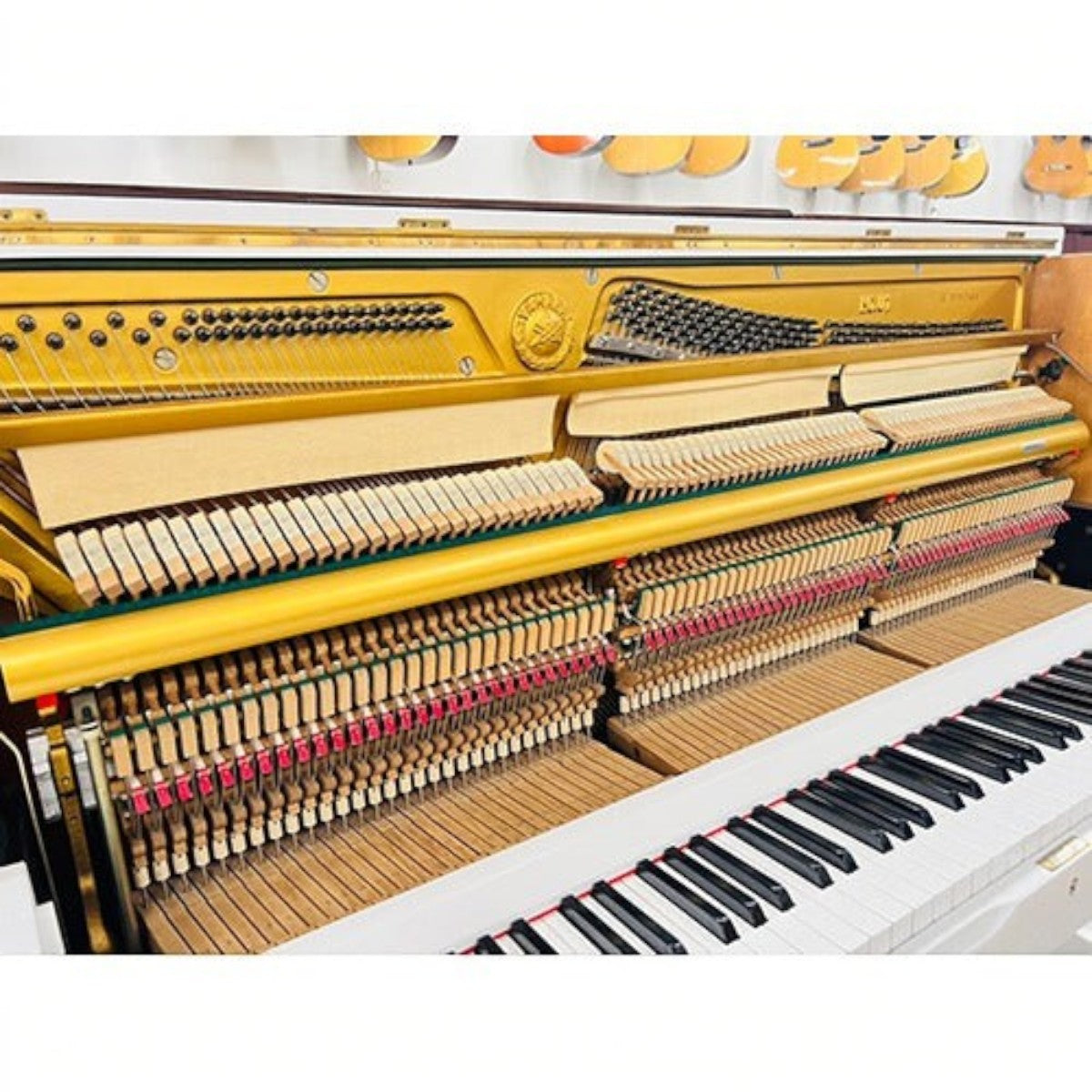 Bên trong đàn piano cơ Yamaha U1G tại TÂN NHẠC CỤ với bộ máy, búa đàn và khung gang vàng đồng chi tiết