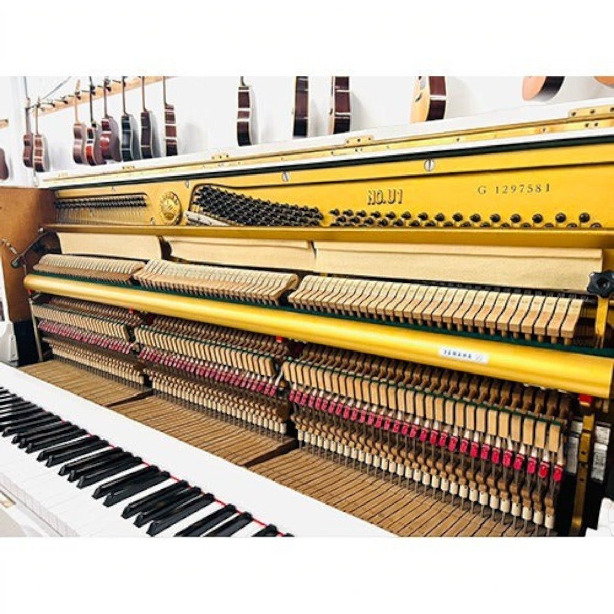 Bên trong đàn piano cơ Yamaha U1G tại TÂN NHẠC CỤ với khung gang, búa đàn và bộ máy cơ chi tiết