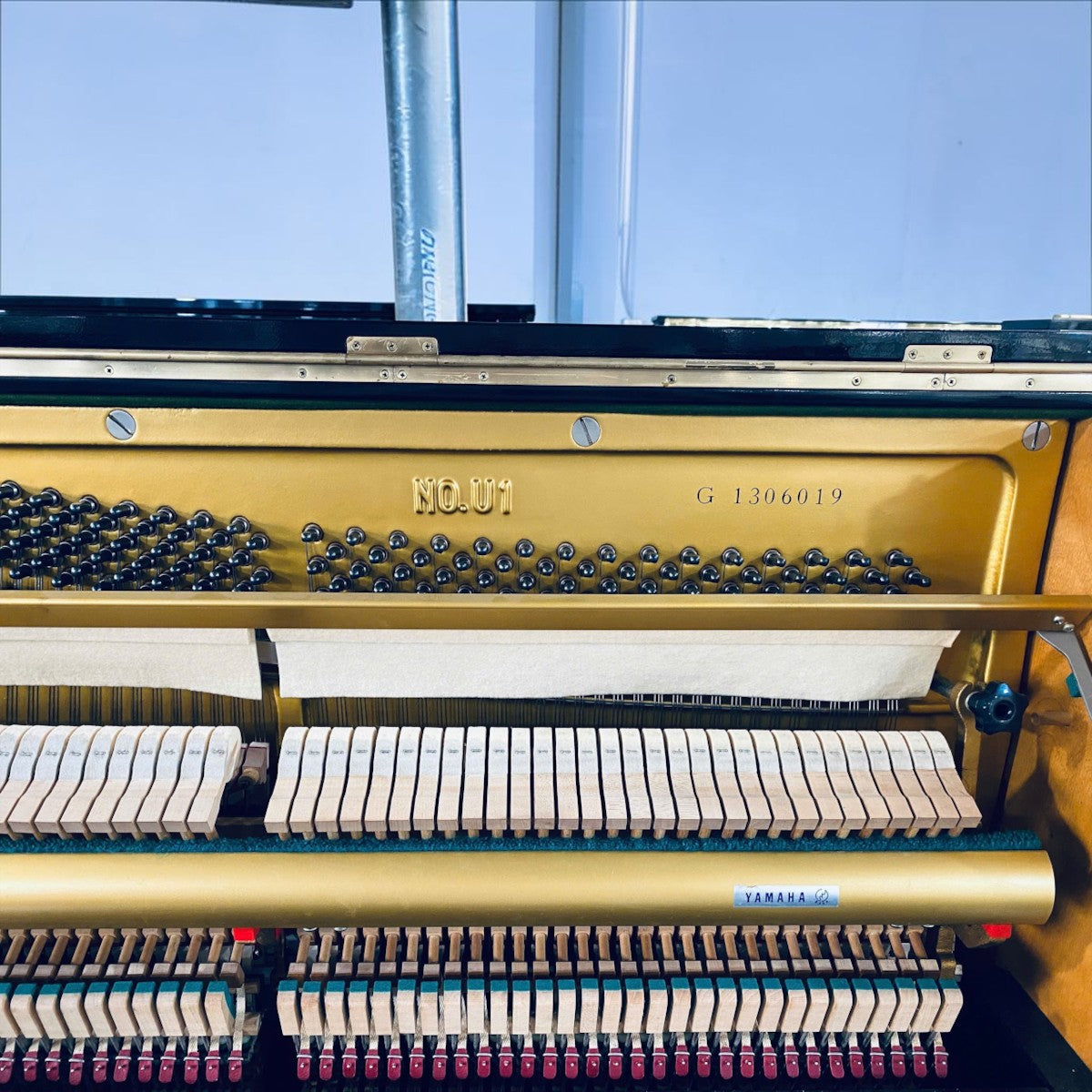 Khung gang và bộ máy bên trong đàn piano cơ TÂN NHẠC CỤ Yamaha U1G với số serial rõ nét