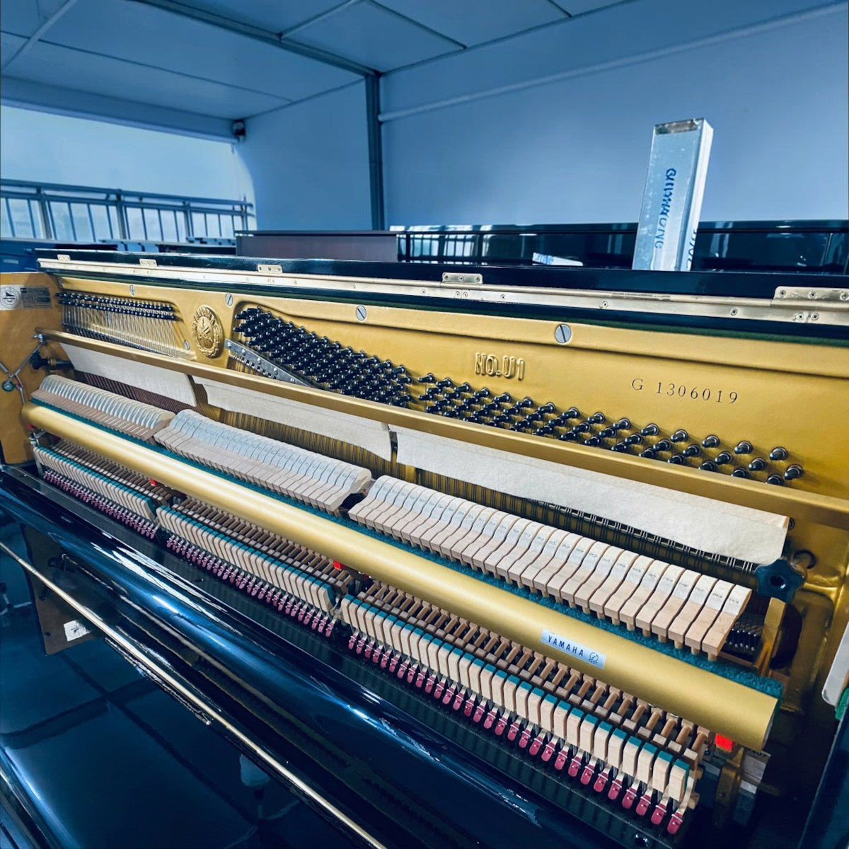 Bên trong đàn piano cơ Yamaha U1G tại TÂN NHẠC CỤ với khung gang vàng, búa đàn và dây đàn được kiểm định kỹ lưỡng