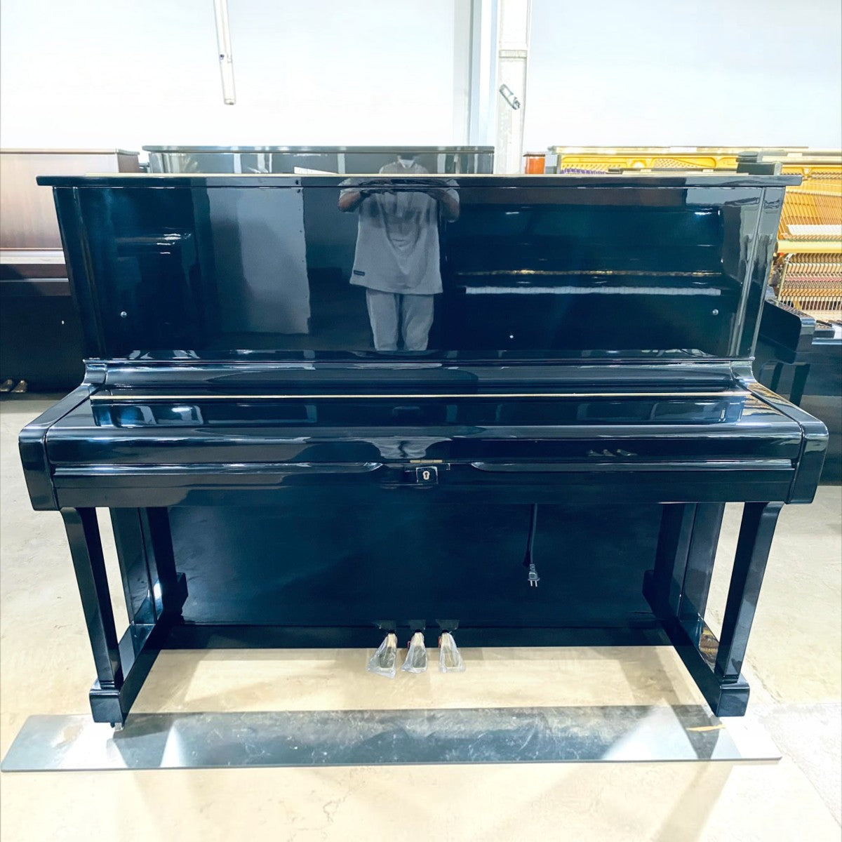 Đàn piano cơ Yamaha U1G màu đen bóng sang trọng tại TÂN NHẠC CỤ, thiết kế upright nhỏ gọn 121cm bền bỉ.