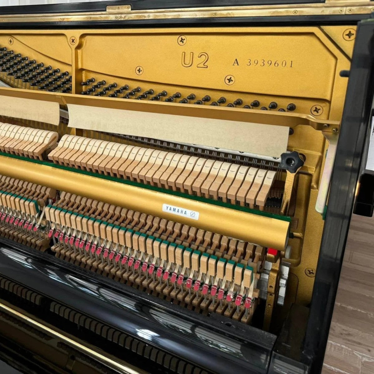 Bộ máy đàn piano cơ TÂN NHẠC CỤ Yamaha U2A với khung gang vàng và búa đàn chi tiết