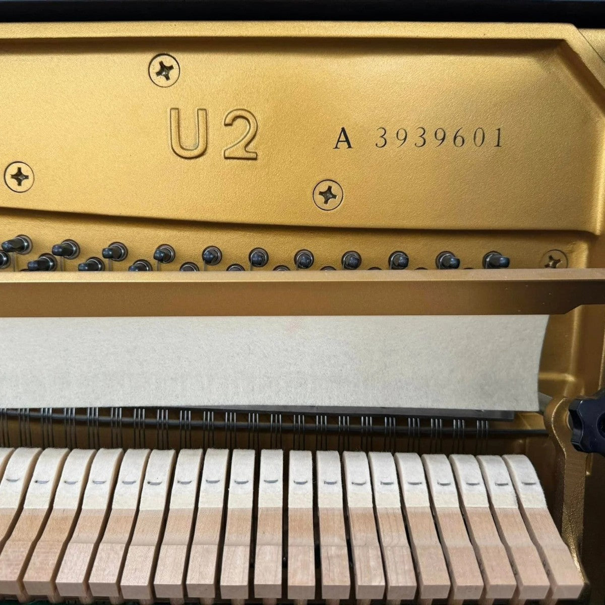 Số serial U2 A 3939601 trên khung gang vàng của đàn piano cơ Yamaha U2A tại TÂN NHẠC CỤ