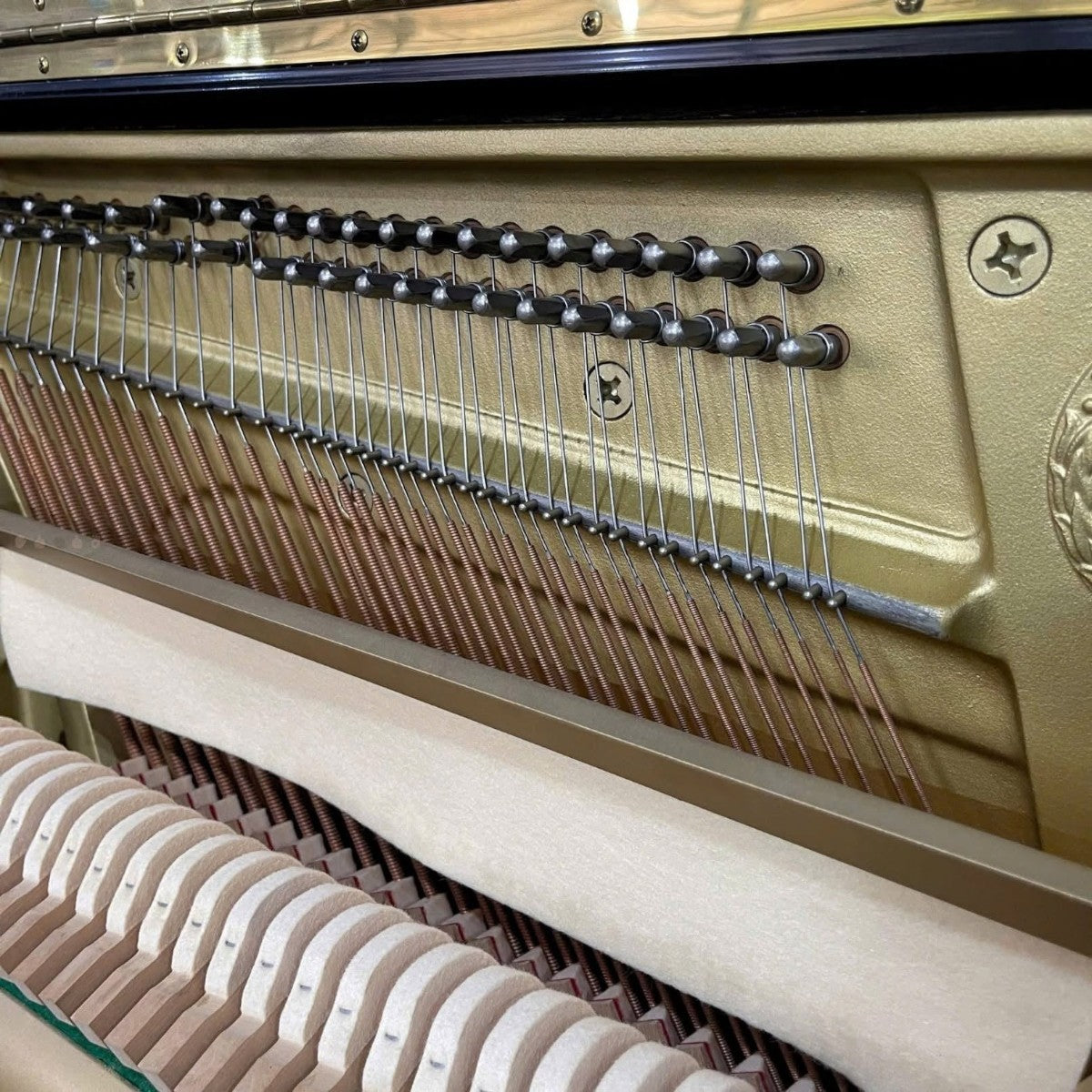 Khung gang V-Pro và hệ thống dây đàn bên trong đàn piano cơ TÂN NHẠC CỤ Yamaha U30A