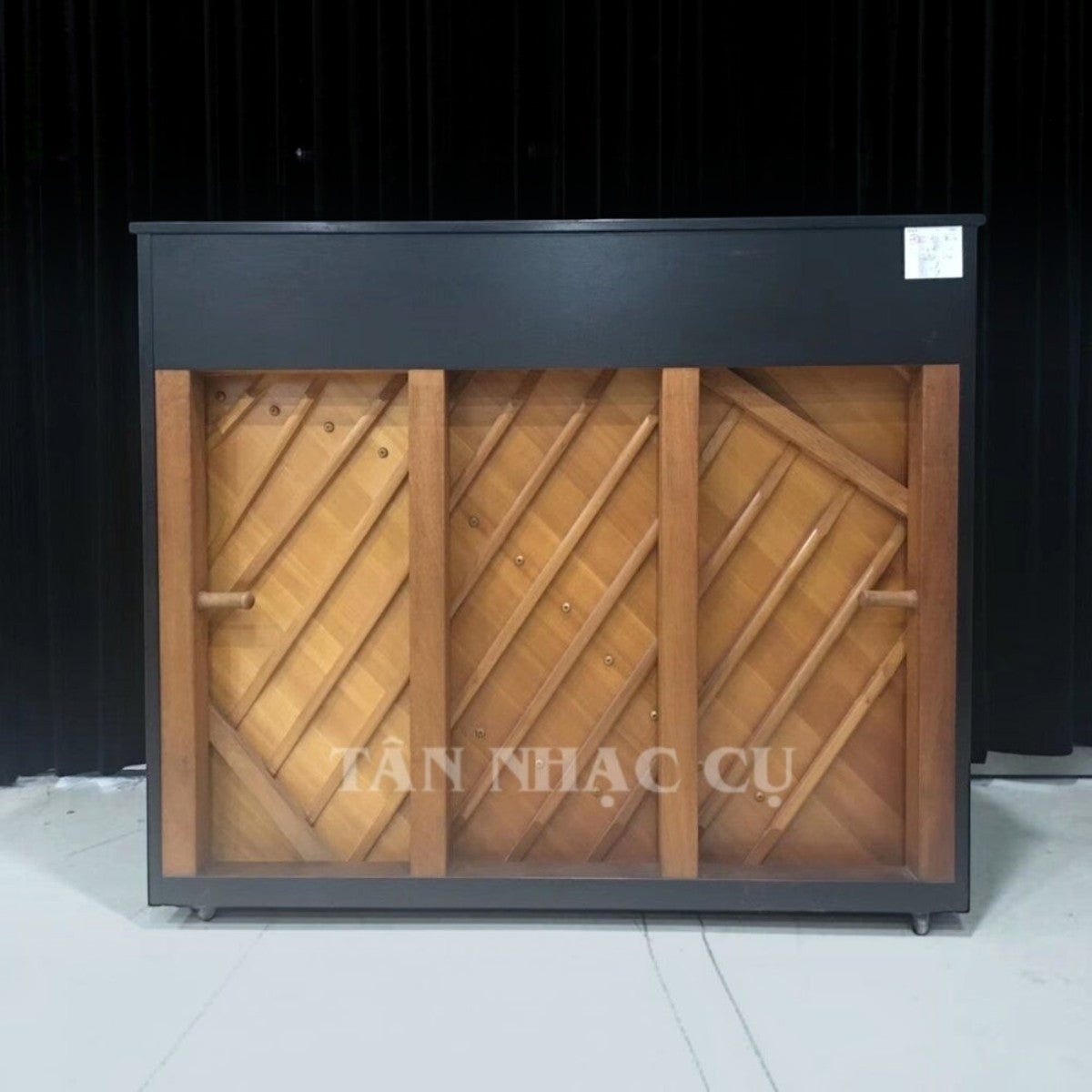 Bảng cộng hưởng gỗ vân sam của đàn piano cơ TÂN NHẠC CỤ Yamaha U3A với khung gang chắc chắn và thiết kế tinh xảo