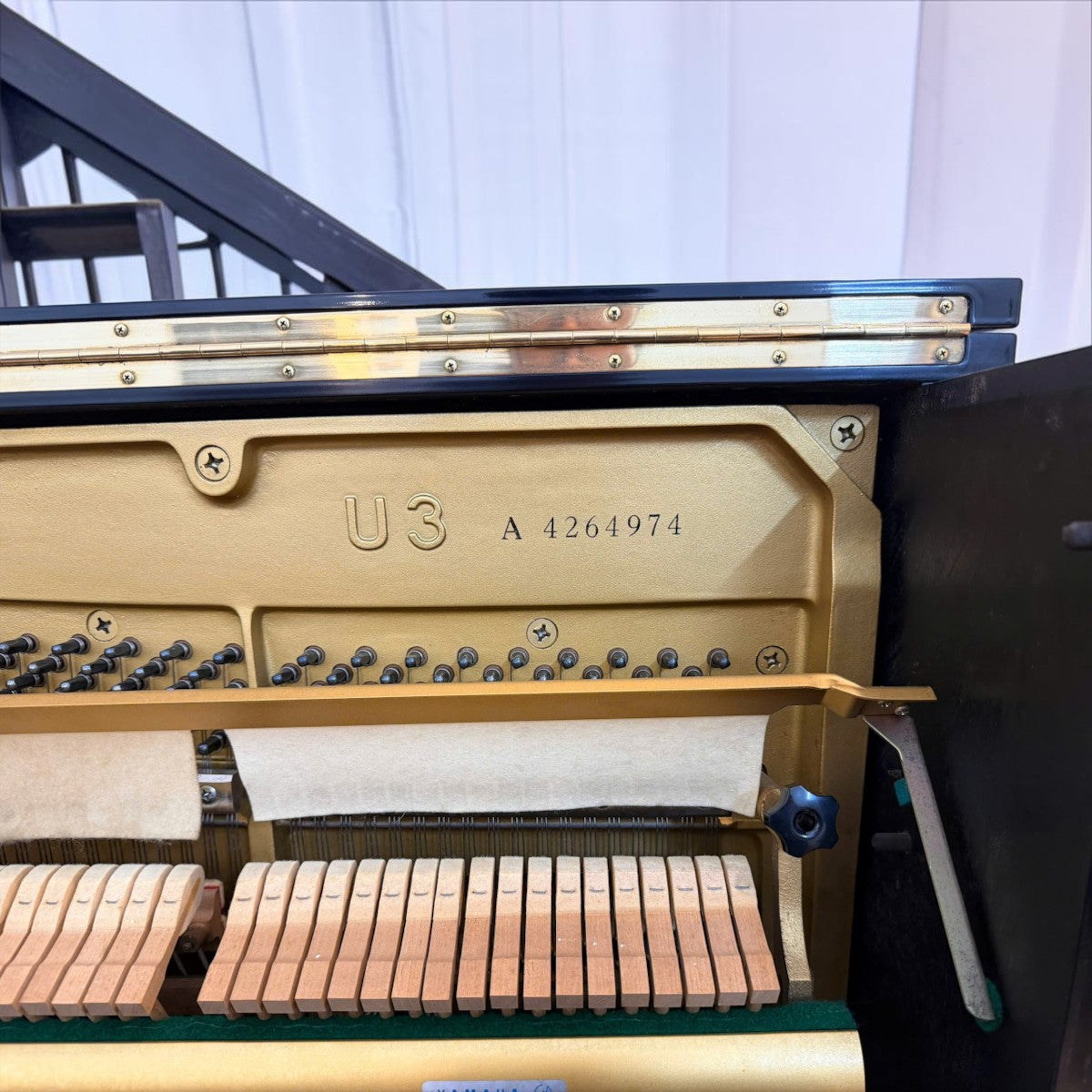 Số serial A 4264974 trên khung gang vàng của đàn piano cơ Yamaha U3A tại TÂN NHẠC CỤ