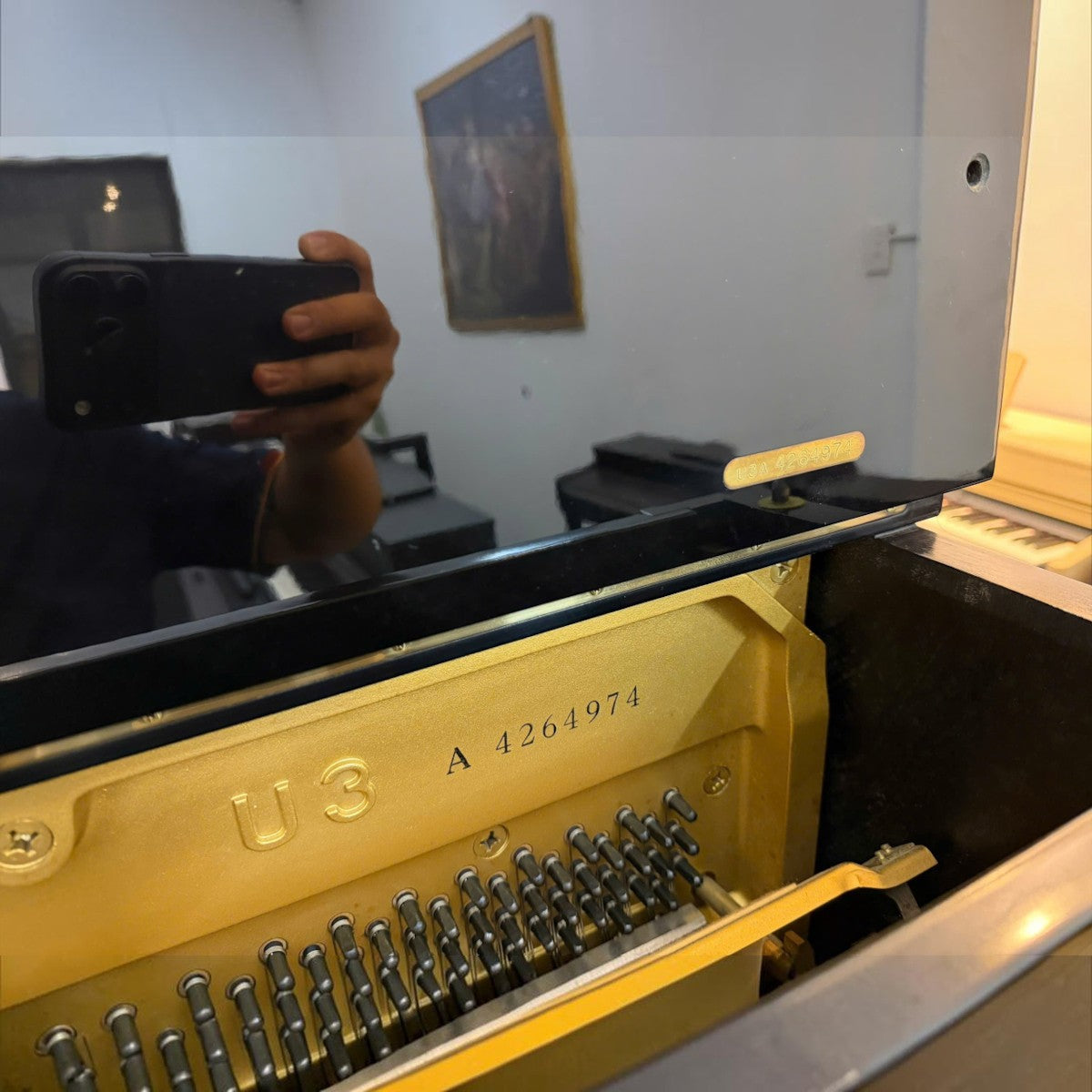 Số serial A 4264974 trên khung gang vàng bên trong đàn piano cơ Yamaha U3A tại TÂN NHẠC CỤ
