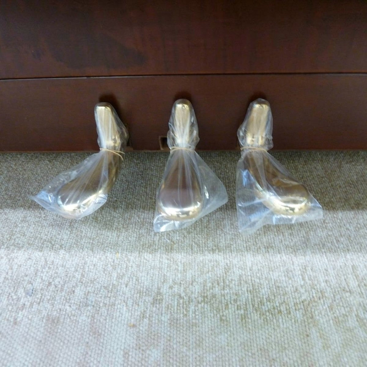 Ba bàn đạp pedal bằng đồng sáng bóng của đàn piano cơ Yamaha U5B Walnut tại Tân Nhạc Cụ