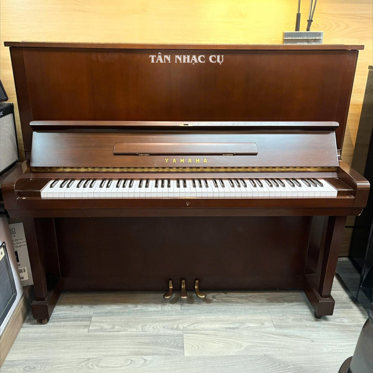 Đàn piano cơ TÂN NHẠC CỤ Yamaha U5B màu gỗ óc chó Walnut sang trọng với thiết kế upright cổ điển