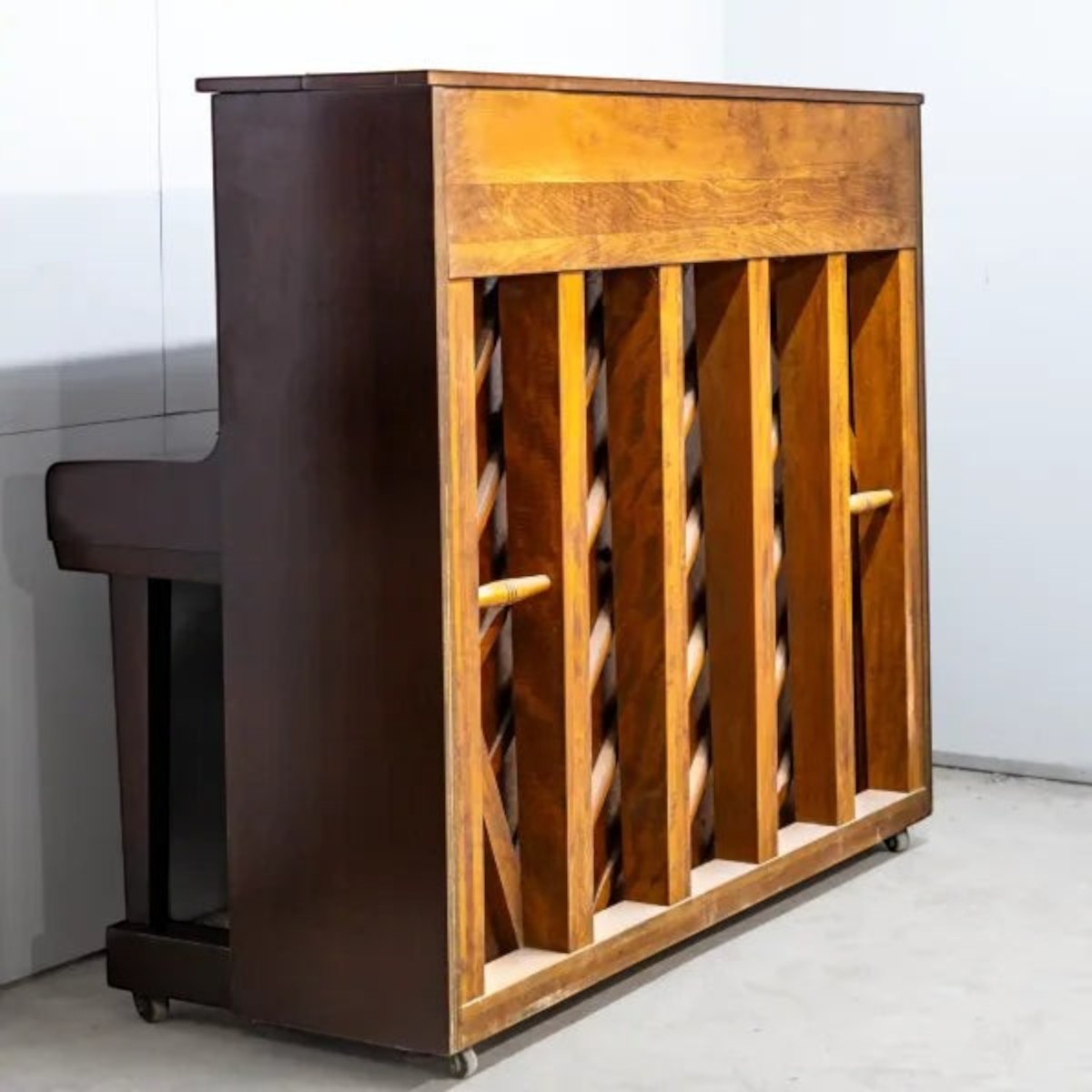 Đàn piano cơ TÂN NHẠC CỤ Yamaha U5B màu gỗ óc chó Walnut sang trọng, thiết kế upright cao cấp với vân gỗ tự nhiên