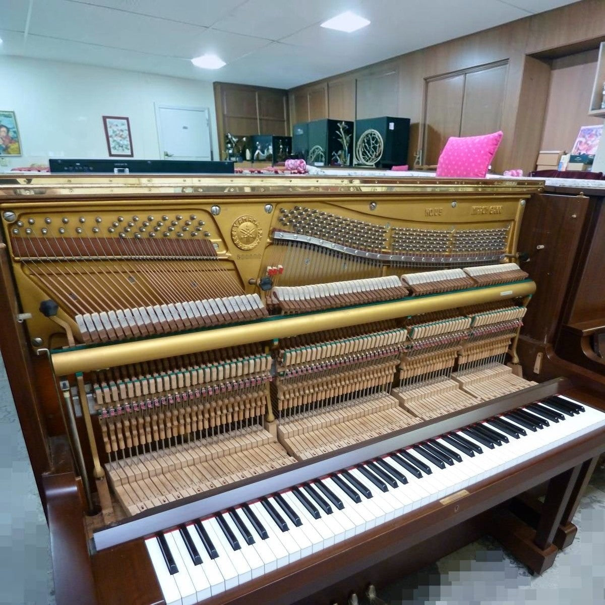 Đàn piano cơ TÂN NHẠC CỤ Yamaha U5B màu gỗ óc chó Walnut sang trọng với bộ máy bên trong chi tiết