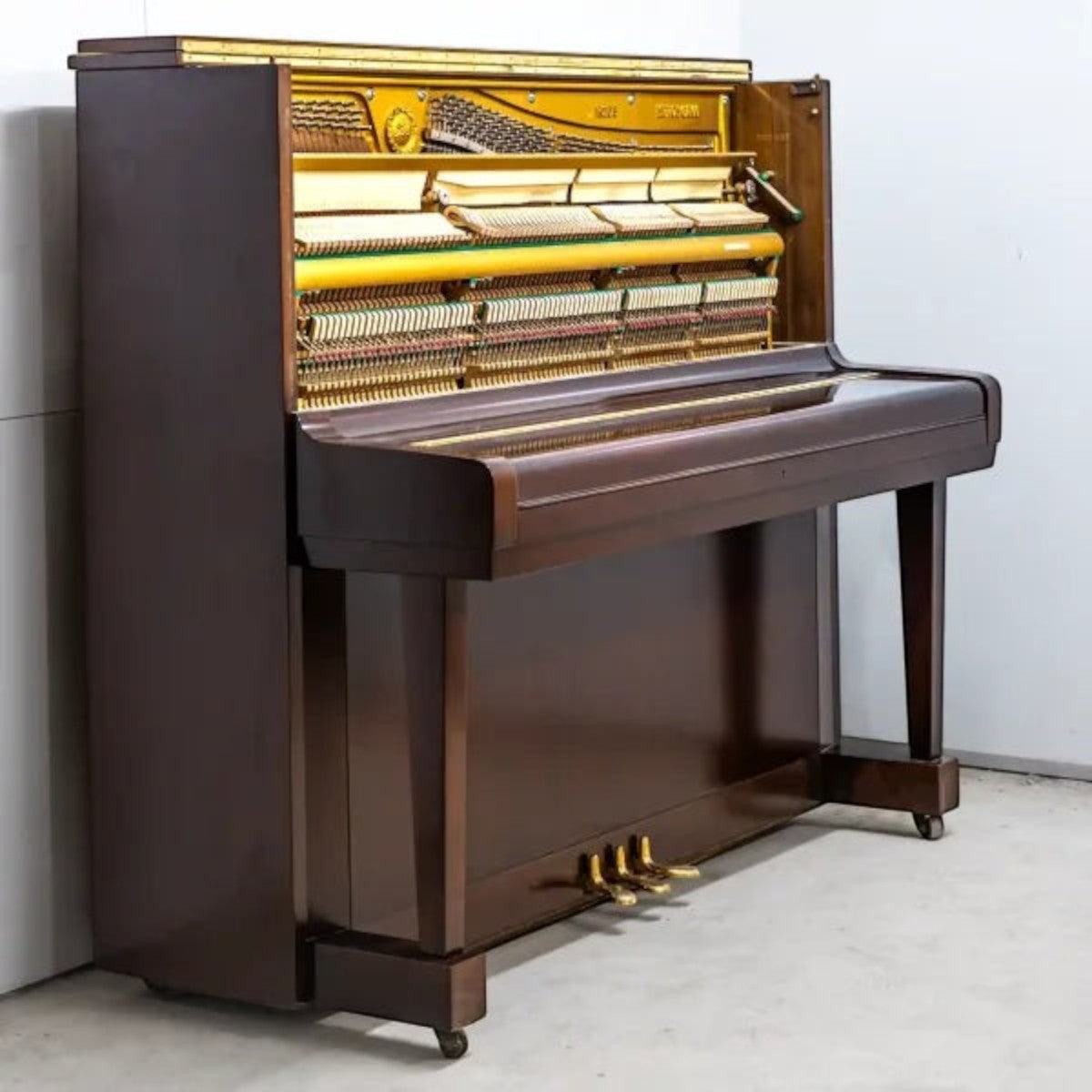 Đàn piano cơ TÂN NHẠC CỤ Yamaha U5B màu gỗ óc chó Walnut sang trọng, thiết kế upright cao cấp với vân gỗ tự nhiên
