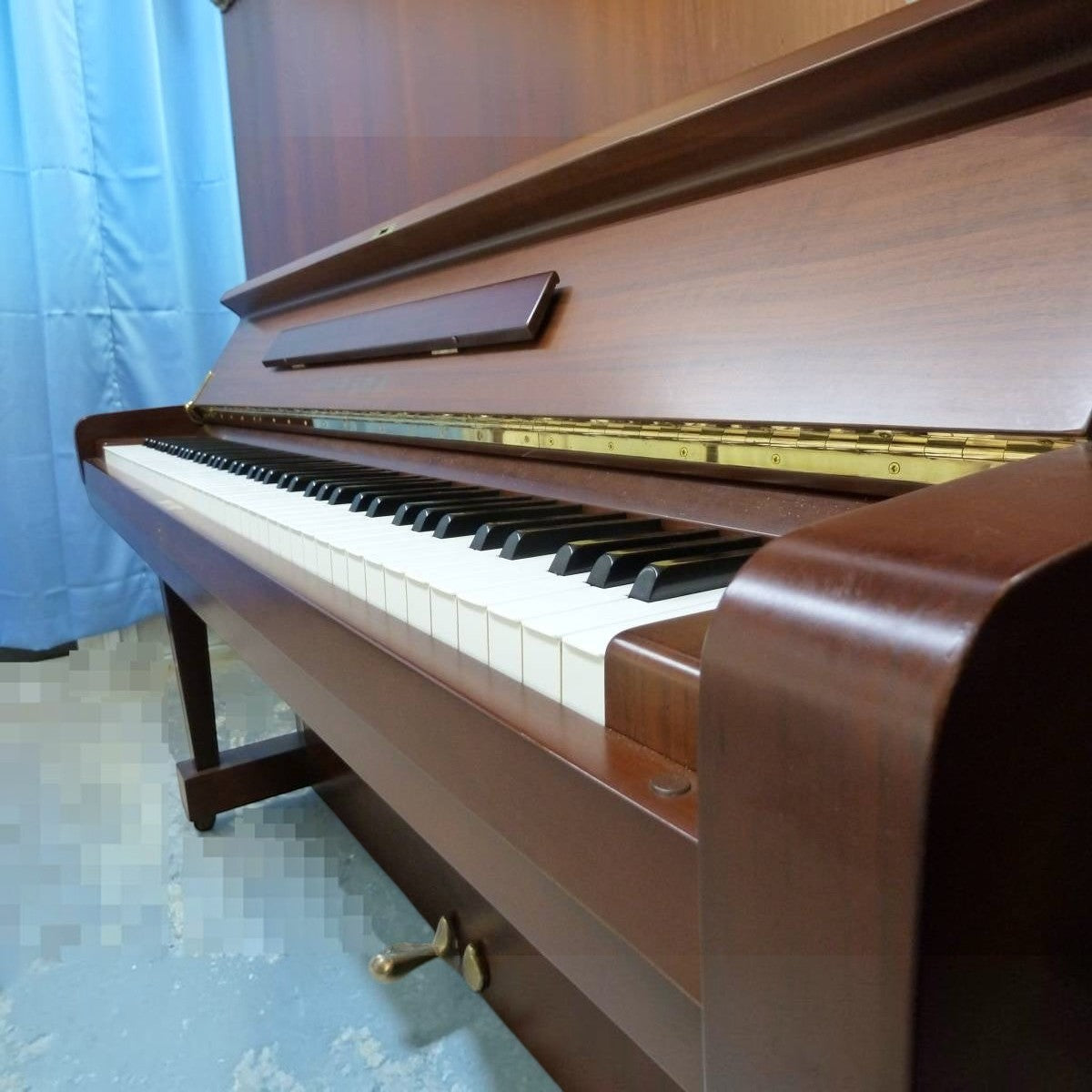 Đàn piano cơ TÂN NHẠC CỤ Yamaha U5B màu gỗ óc chó Walnut sang trọng với thiết kế upright cổ điển