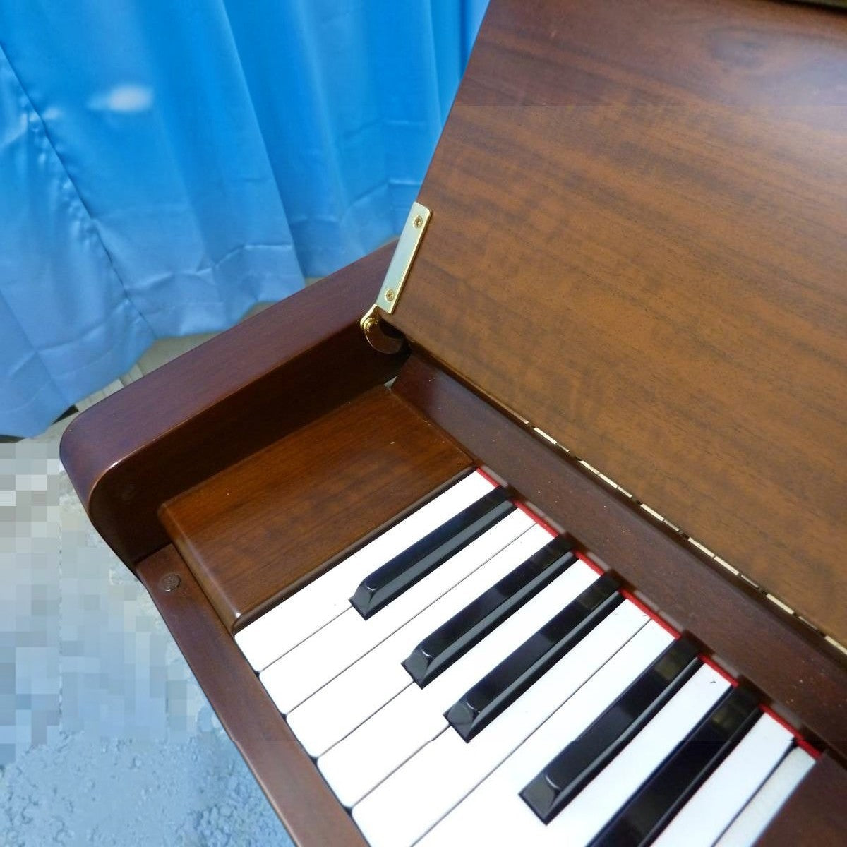 Đàn piano cơ TÂN NHẠC CỤ Yamaha U5B màu gỗ óc chó Walnut sang trọng với bàn phím 88 phím chi tiết
