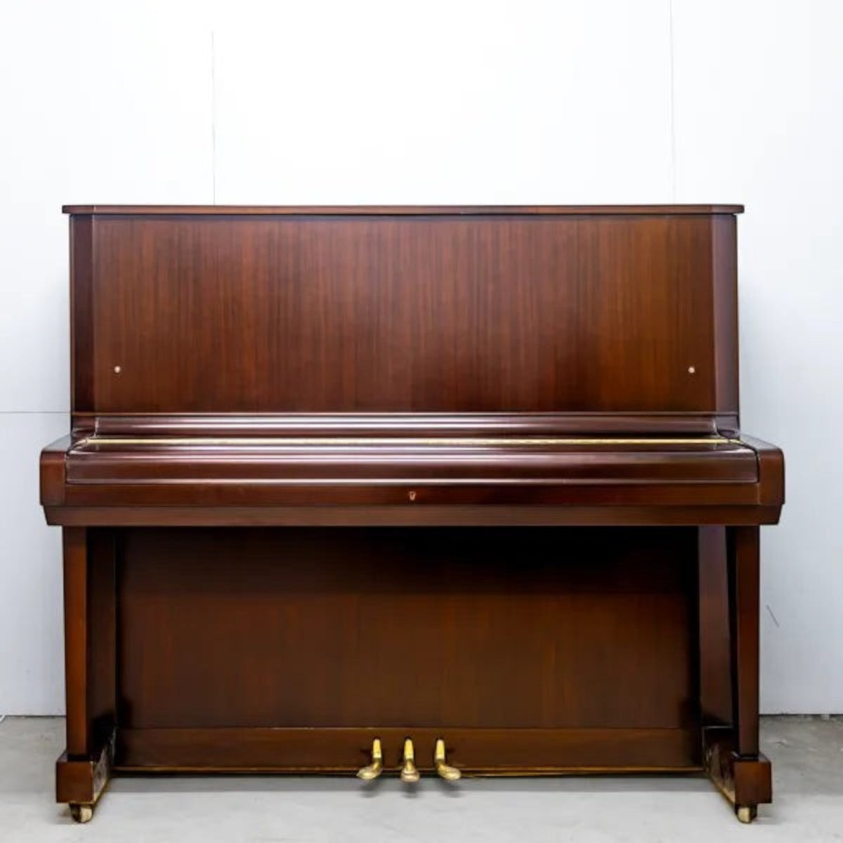 Đàn piano cơ Yamaha U5B tại TÂN NHẠC CỤ với lớp vỏ gỗ Walnut vân óc chó sang trọng và thiết kế upright cổ điển