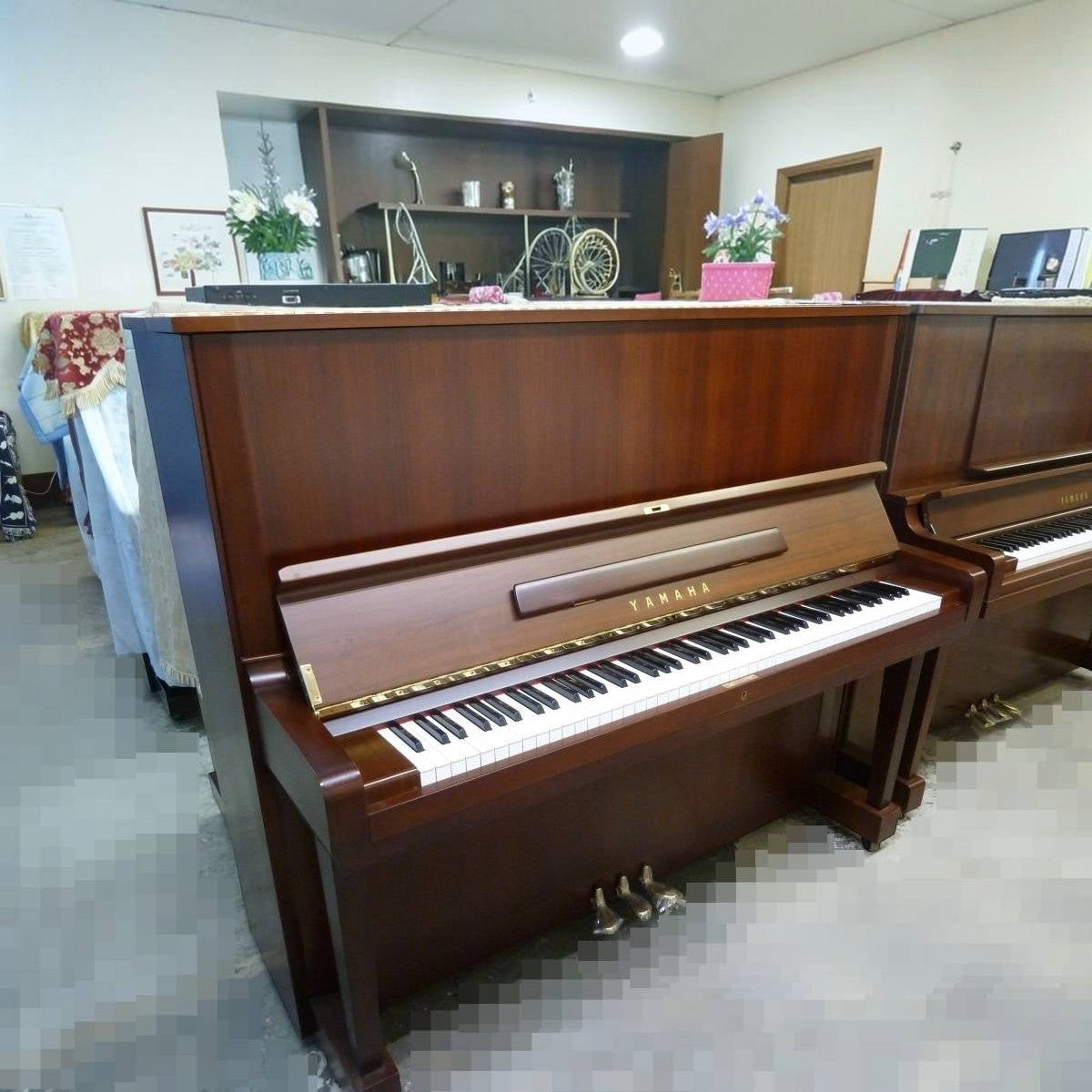 Đàn piano cơ TÂN NHẠC CỤ Yamaha U5B màu gỗ óc chó Walnut sang trọng, thiết kế upright cổ điển tại showroom.