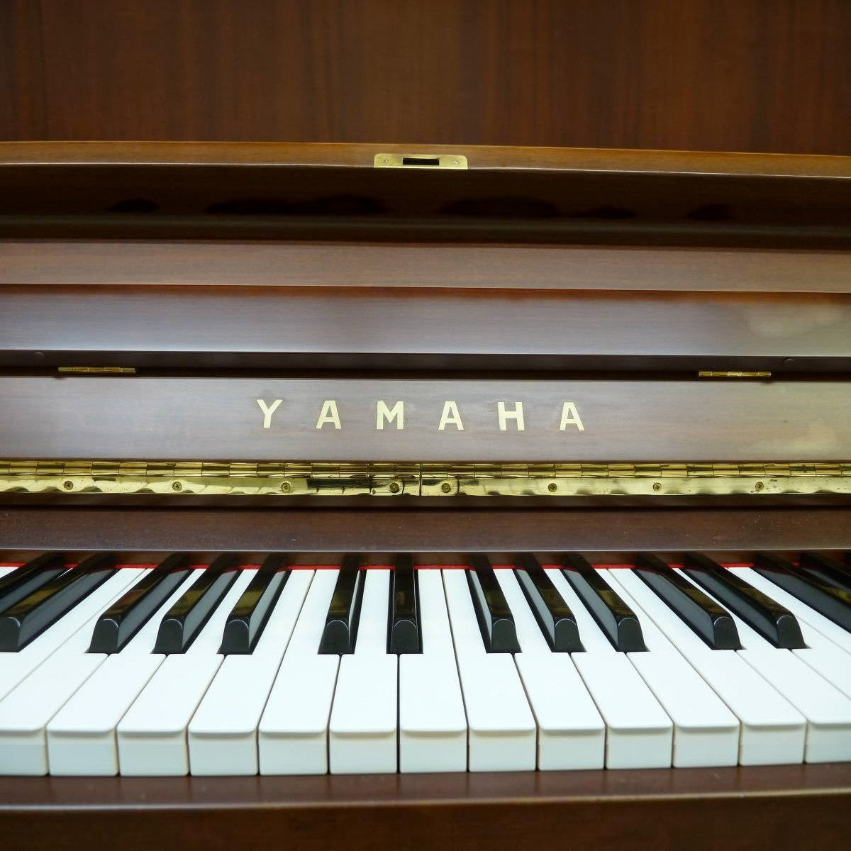 Đàn piano cơ TÂN NHẠC CỤ Yamaha U5B màu gỗ óc chó Walnut sang trọng với bàn phím 88 phím tiêu chuẩn