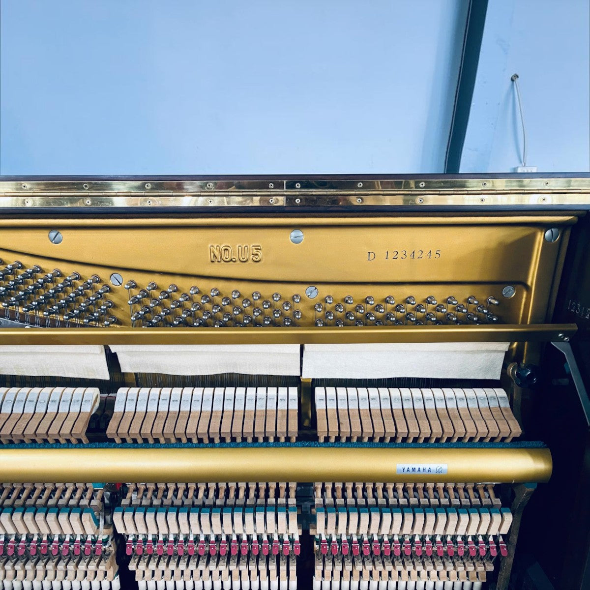 Bộ máy bên trong đàn piano cơ TÂN NHẠC CỤ Yamaha U5D với khung gang vàng, búa nỉ và số serial chi tiết
