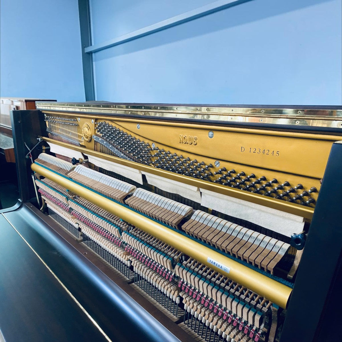 Bộ máy đàn piano cơ Yamaha U5D tại TÂN NHẠC CỤ với khung gang vàng, búa nỉ và dây đàn được kiểm định kỹ lưỡng