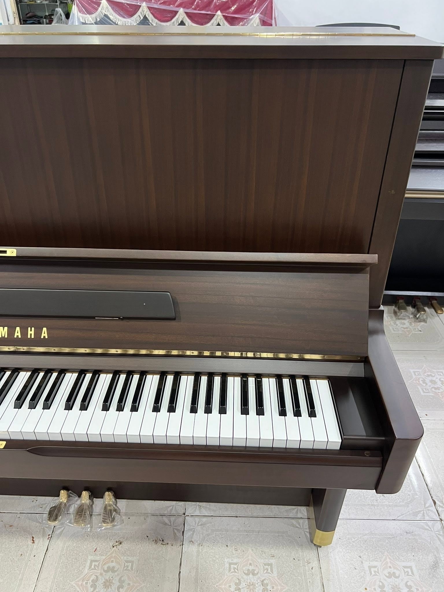 Đàn piano cơ Yamaha U5H màu vân gỗ nâu trầm sang trọng tại TÂN NHẠC CỤ