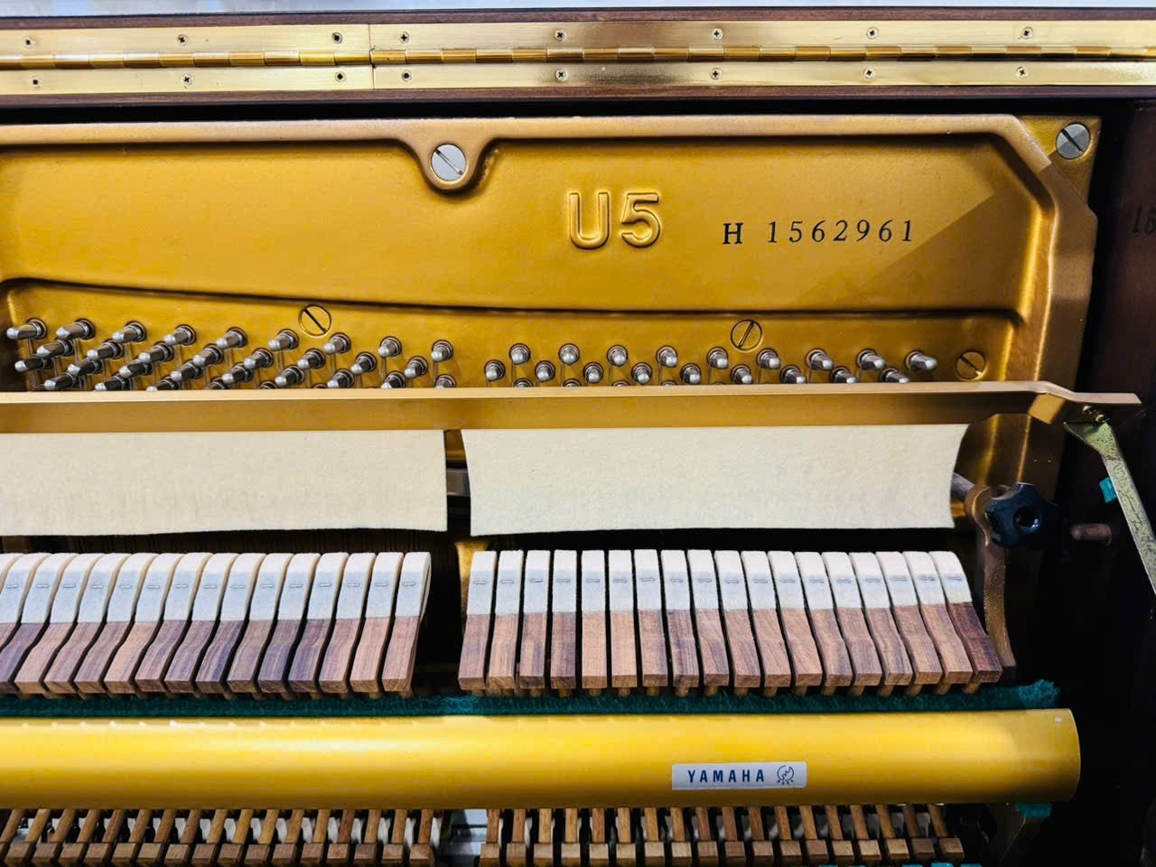 Khung gang đúc V-Pro với số serial H 1562961 bên trong đàn piano cơ Yamaha U5H tại TÂN NHẠC CỤ
