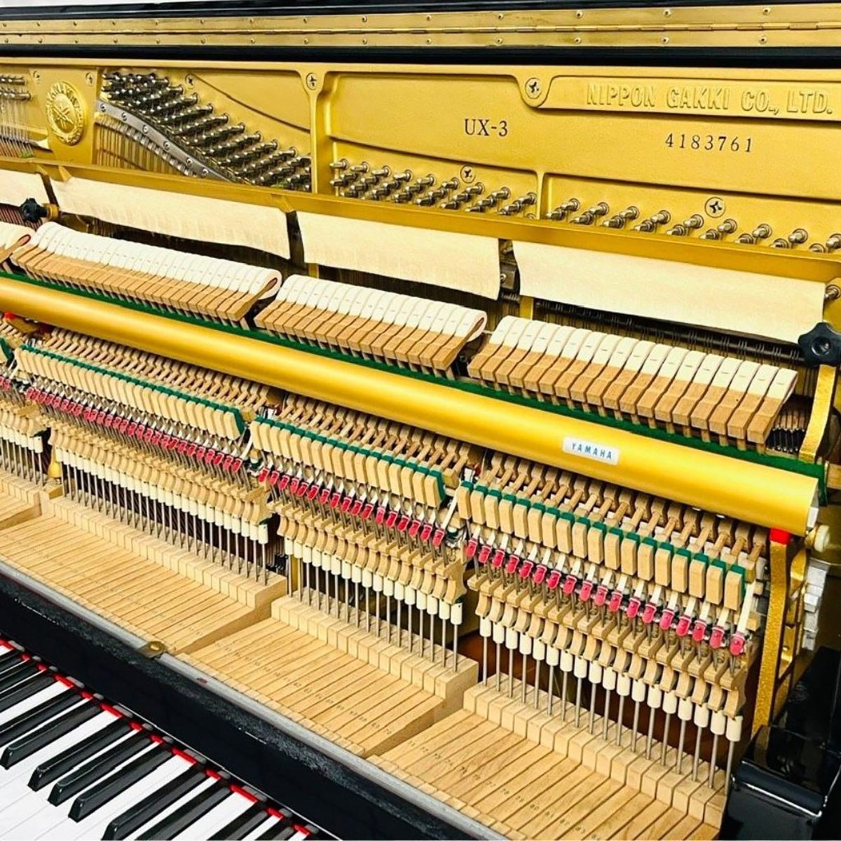 Bộ máy đàn piano cơ Yamaha UX3 tại TÂN NHẠC CỤ với khung gang vàng và các chi tiết kỹ thuật bên trong sắc nét