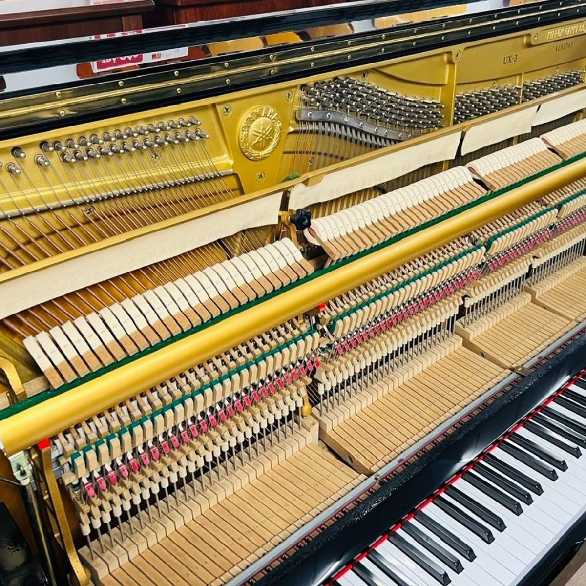 Bộ máy đàn piano cơ TÂN NHẠC CỤ Yamaha UX3 với khung gang V-Pro vàng đồng, búa đàn và dây đàn chi tiết