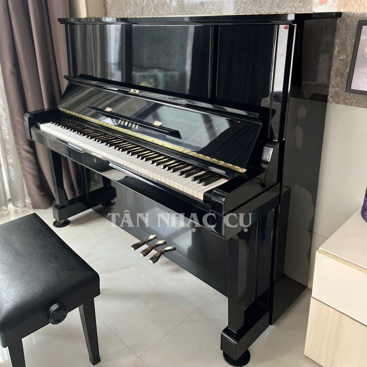 Đàn piano cơ Yamaha UX3 màu đen bóng sang trọng tại TÂN NHẠC CỤ, thiết kế upright cao cấp với khung chữ X bền bỉ.