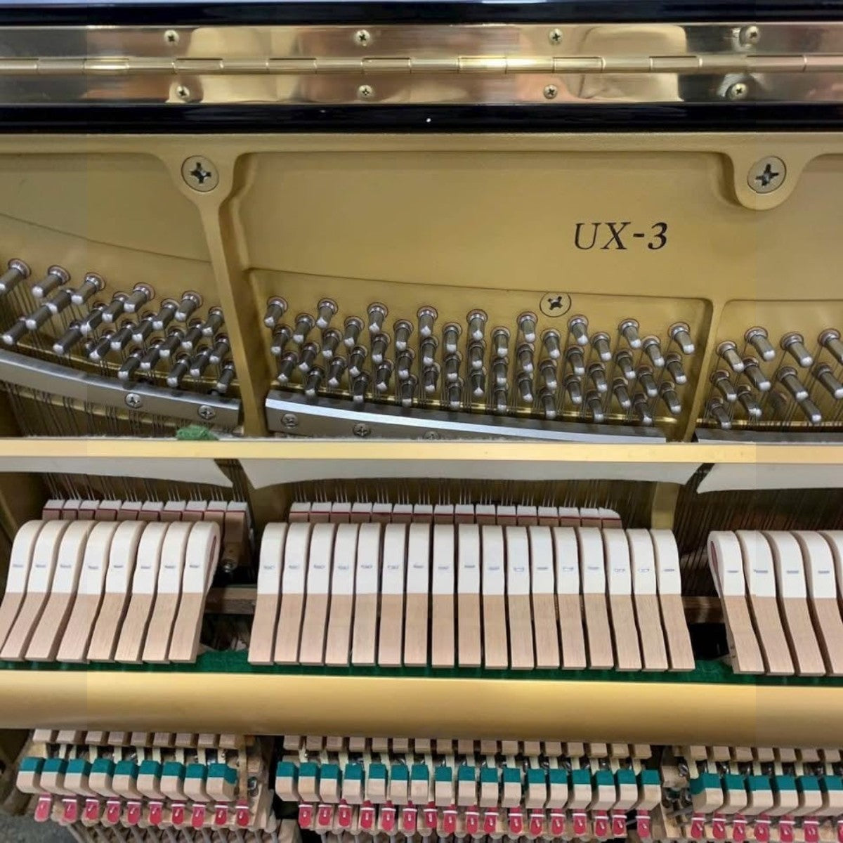 Bên trong đàn piano cơ TÂN NHẠC CỤ Yamaha UX3 với khung gang V-Pro, chốt lên dây và bộ búa đàn chất lượng cao
