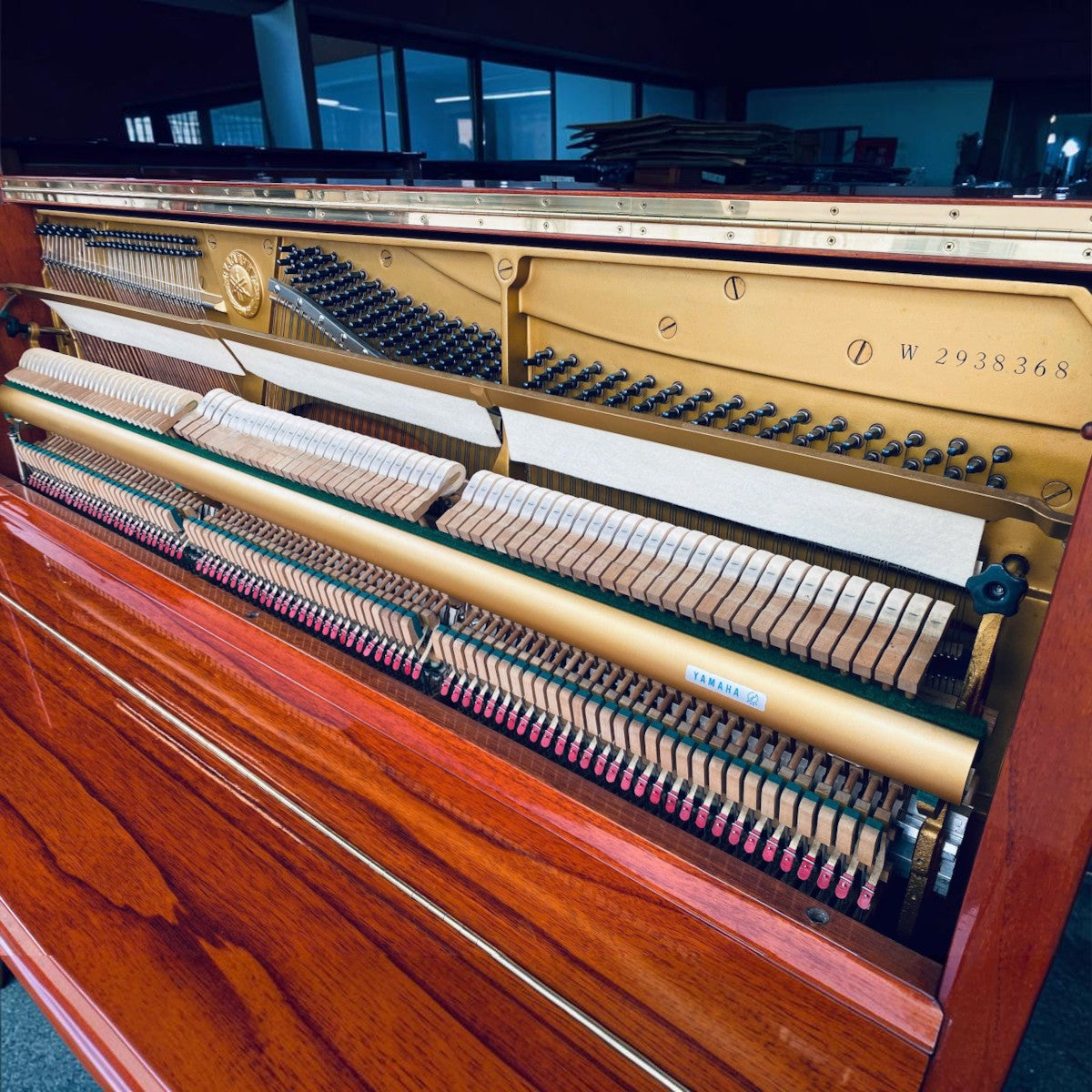 Cận cảnh bộ máy cơ và khung gang bên trong đàn piano Yamaha W104 vân gỗ tại TÂN NHẠC CỤ