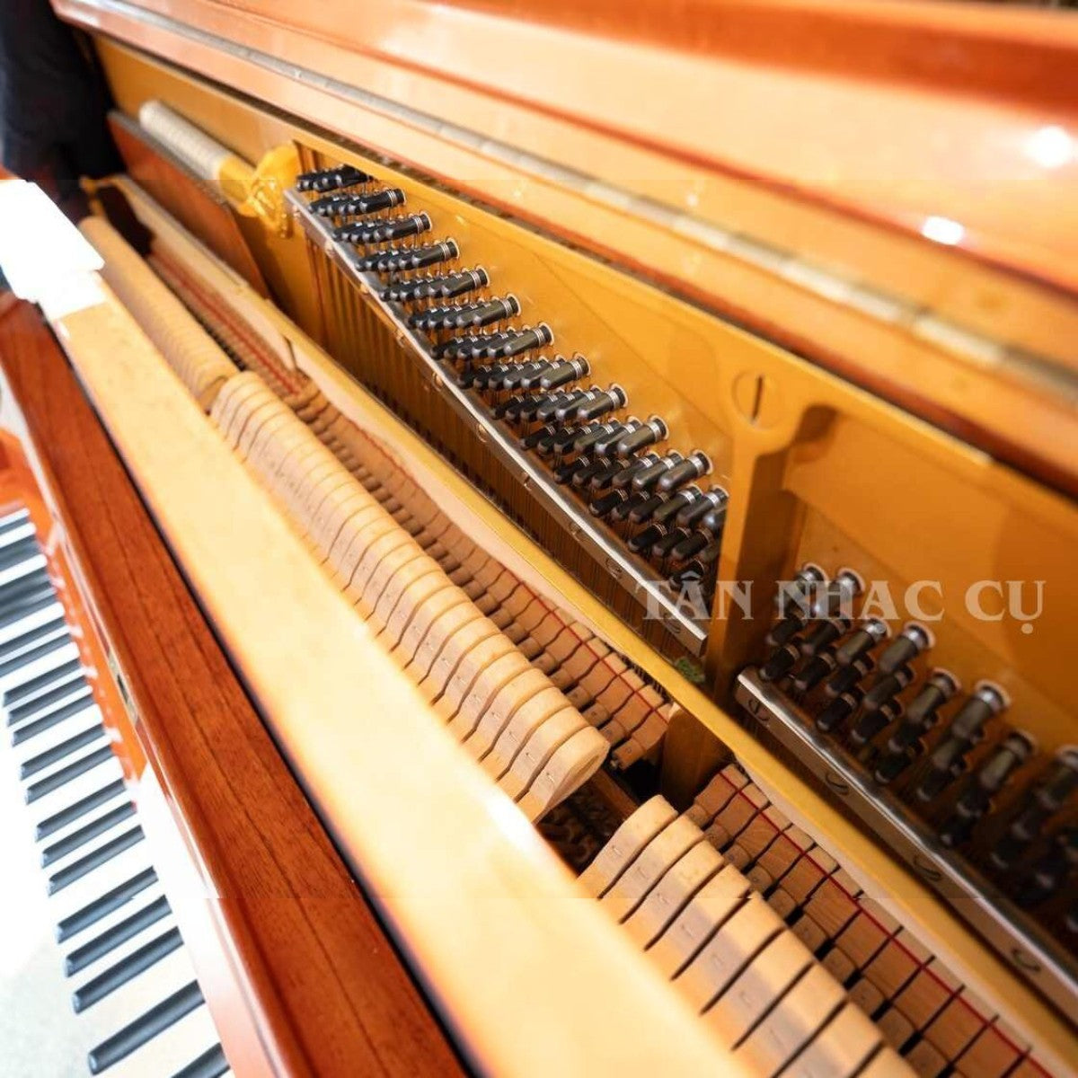 Bộ máy cơ bên trong đàn piano cơ Yamaha W104 với búa đàn và khung gang tại Tân Nhạc Cụ