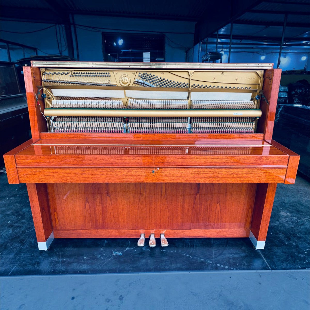 Đàn piano cơ Yamaha W104 cũ tại TÂN NHẠC CỤ với lớp vỏ vân gỗ tự nhiên sang trọng và bộ máy bên trong chi tiết